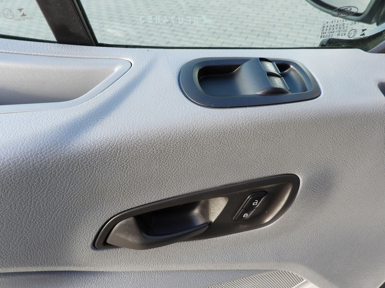 Flatbed van FORD TRANSIT STAKE BODY 8 PALLETS TWIN WHEELS AIR CONDITIONING 155HP: picture 25 Flatbed van FORD TRANSIT STAKE BODY 8 PALLETS TWIN WHEELS AIR CONDITIONING 155HP: picture 25