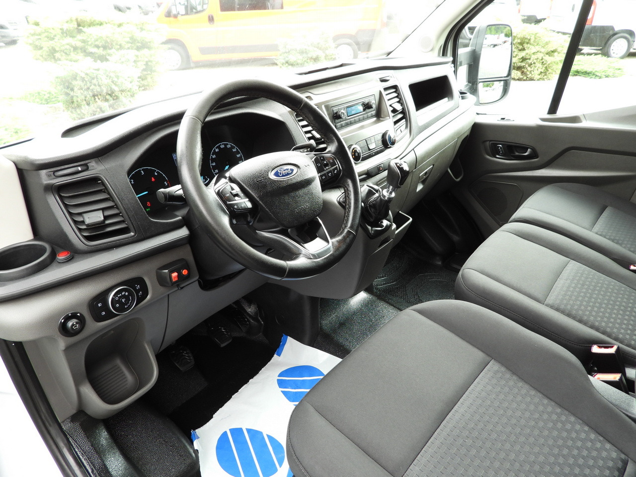 FORD TRANSIT TARPAULIN 8 PALLETS CRUISE CONTROL LED LIGHTS TWIN WHEELS AIR CONDITIONING 130HP - Curtain side van: picture 2 FORD TRANSIT TARPAULIN 8 PALLETS CRUISE CONTROL LED LIGHTS TWIN WHEELS AIR CONDITIONING 130HP - Curtain side van: picture 2