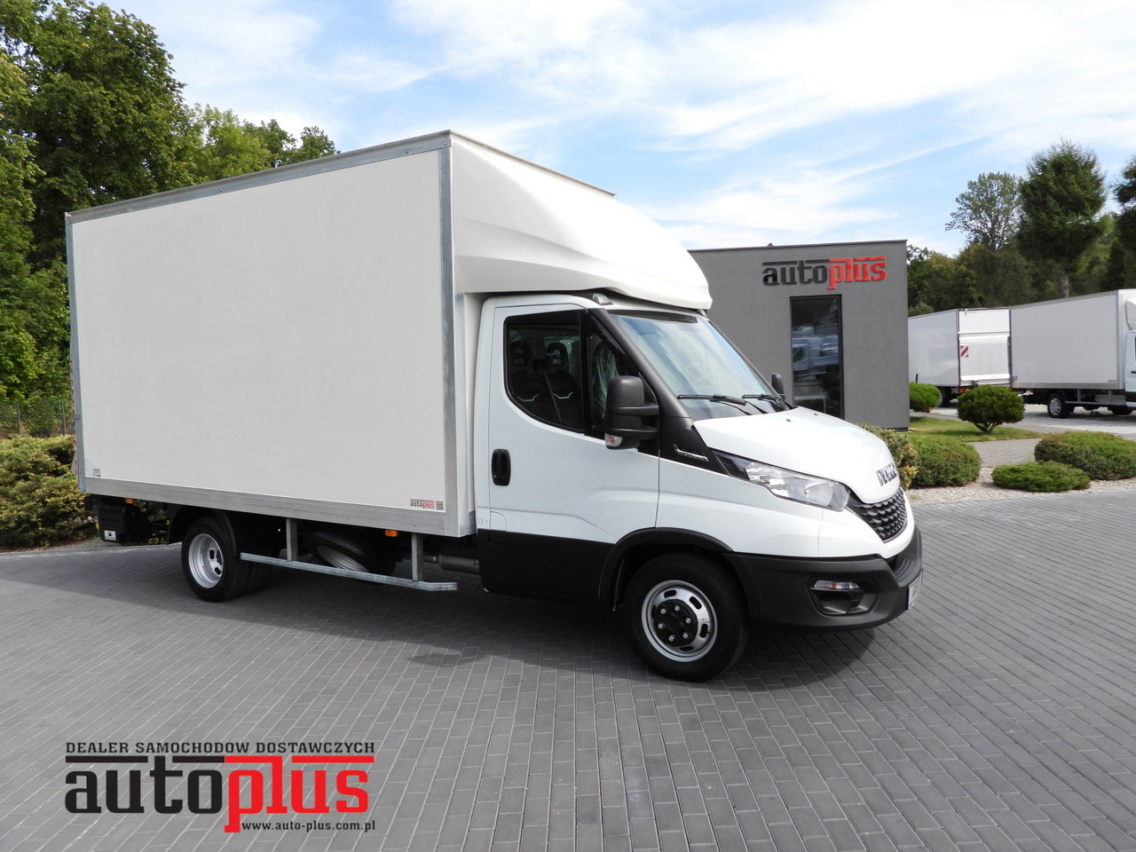 IVECO DAILY 35C16 BOX LIFT 8 PALLETS CRUISE CONTROL AUTOMATIC TRANSMISSION HI-MATIC TWIN WHEELS AIR CONDITIONING 160HP - Box van: picture 1 IVECO DAILY 35C16 BOX LIFT 8 PALLETS CRUISE CONTROL AUTOMATIC TRANSMISSION HI-MATIC TWIN WHEELS AIR CONDITIONING 160HP - Box van: picture 1