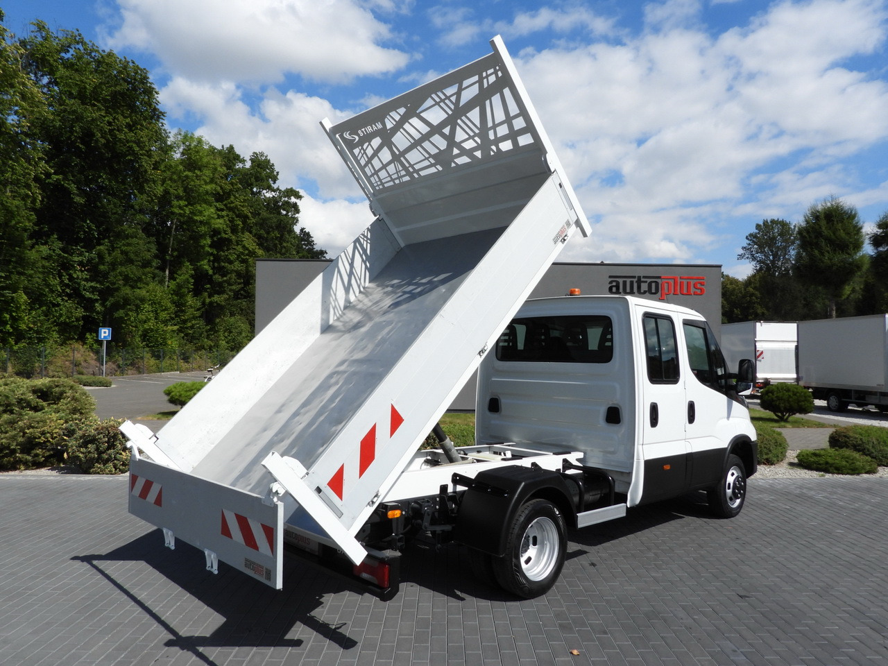 IVECO DAILY 35C16 TIPPER DOUBLE CABIN DOKA 6 SEATS CRUISE CONTROL NAVIGATION TWIN WHEELS AIR CONDITIONING 160HP - Tipper van: picture 3 IVECO DAILY 35C16 TIPPER DOUBLE CABIN DOKA 6 SEATS CRUISE CONTROL NAVIGATION TWIN WHEELS AIR CONDITIONING 160HP - Tipper van: picture 3
