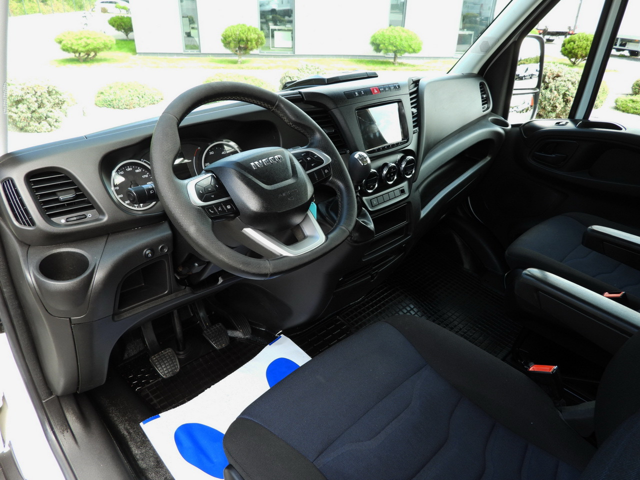 IVECO DAILY 35C16 TIPPER DOUBLE CABIN DOKA 6 SEATS CRUISE CONTROL NAVIGATION TWIN WHEELS AIR CONDITIONING 160HP - Tipper van: picture 2 IVECO DAILY 35C16 TIPPER DOUBLE CABIN DOKA 6 SEATS CRUISE CONTROL NAVIGATION TWIN WHEELS AIR CONDITIONING 160HP - Tipper van: picture 2