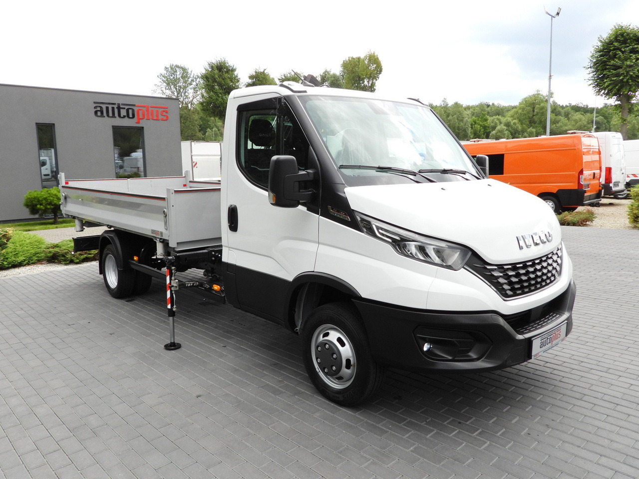IVECO DAILY 35C18 THREE-WAY TIPPER 3 HDS SEATS CRUISE CONTROL LED LIGHTS AUTOMATIC TRANSMISSION HI-MATIC TWIN WHEELS AIR CONDITIONING 180HP - Tipper van: picture 4 IVECO DAILY 35C18 THREE-WAY TIPPER 3 HDS SEATS CRUISE CONTROL LED LIGHTS AUTOMATIC TRANSMISSION HI-MATIC TWIN WHEELS AIR CONDITIONING 180HP - Tipper van: picture 4