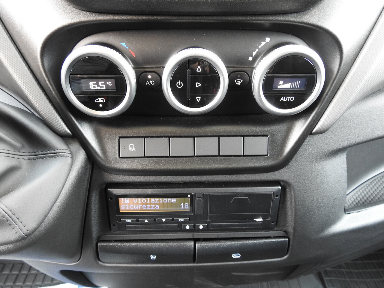 New Curtain side van IVECO DAILY 35S18 NEW TARPAULIN 8 PALLETS CRUISE CONTROL NAVIGATION LED LIGHTS AUTOMATIC TRANSMISSION HI-MATIC MANUFACTURERS WARRANTY  180HP: picture 45