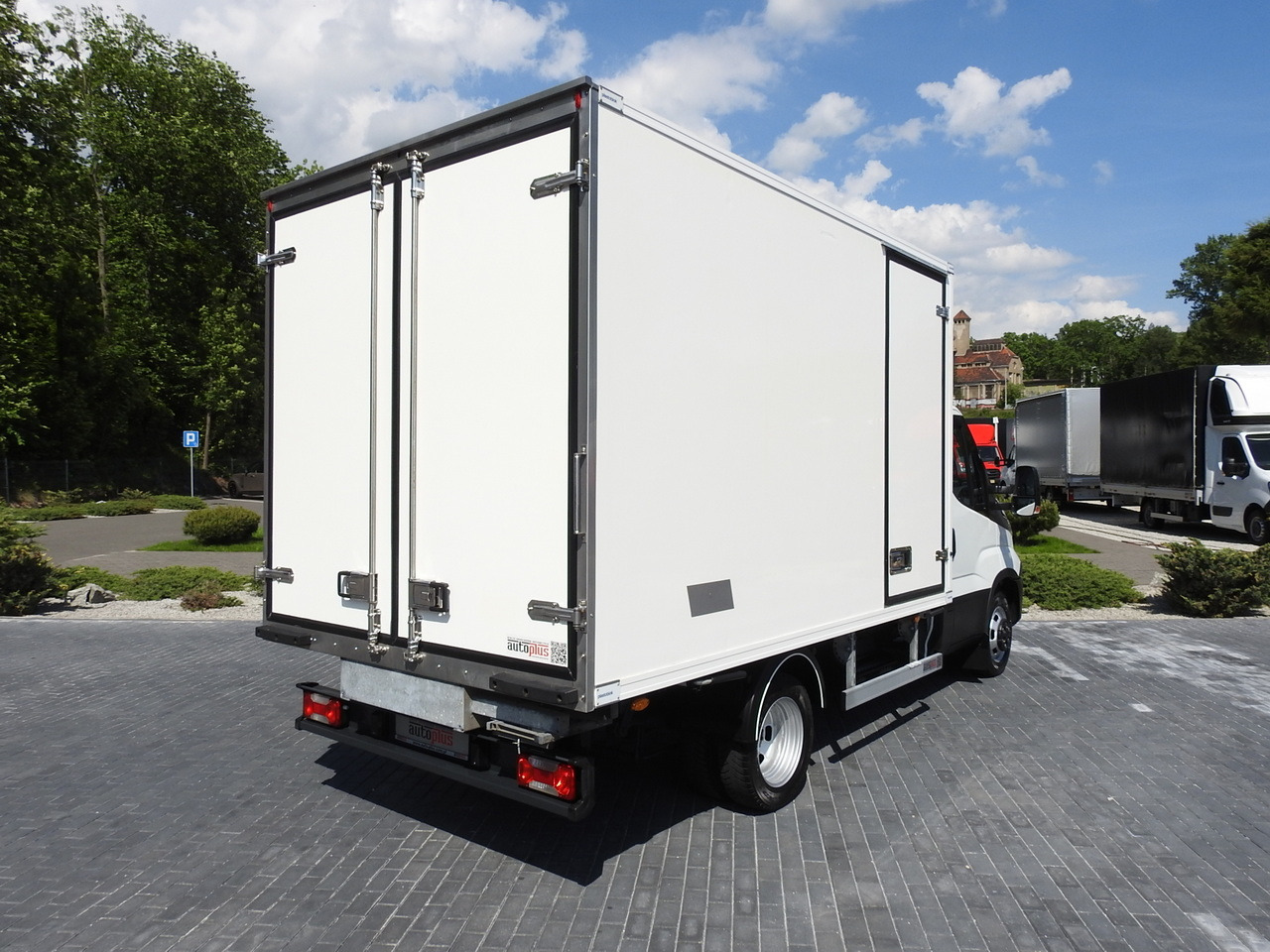 IVECO DAILY 50C15 REGRIGERATOR BOX -5*C POWER SUPPLY 230V AIR CONDITIONING TWIN WHEELS 150HP - Refrigerated van: picture 3 IVECO DAILY 50C15 REGRIGERATOR BOX -5*C POWER SUPPLY 230V AIR CONDITIONING TWIN WHEELS 150HP - Refrigerated van: picture 3