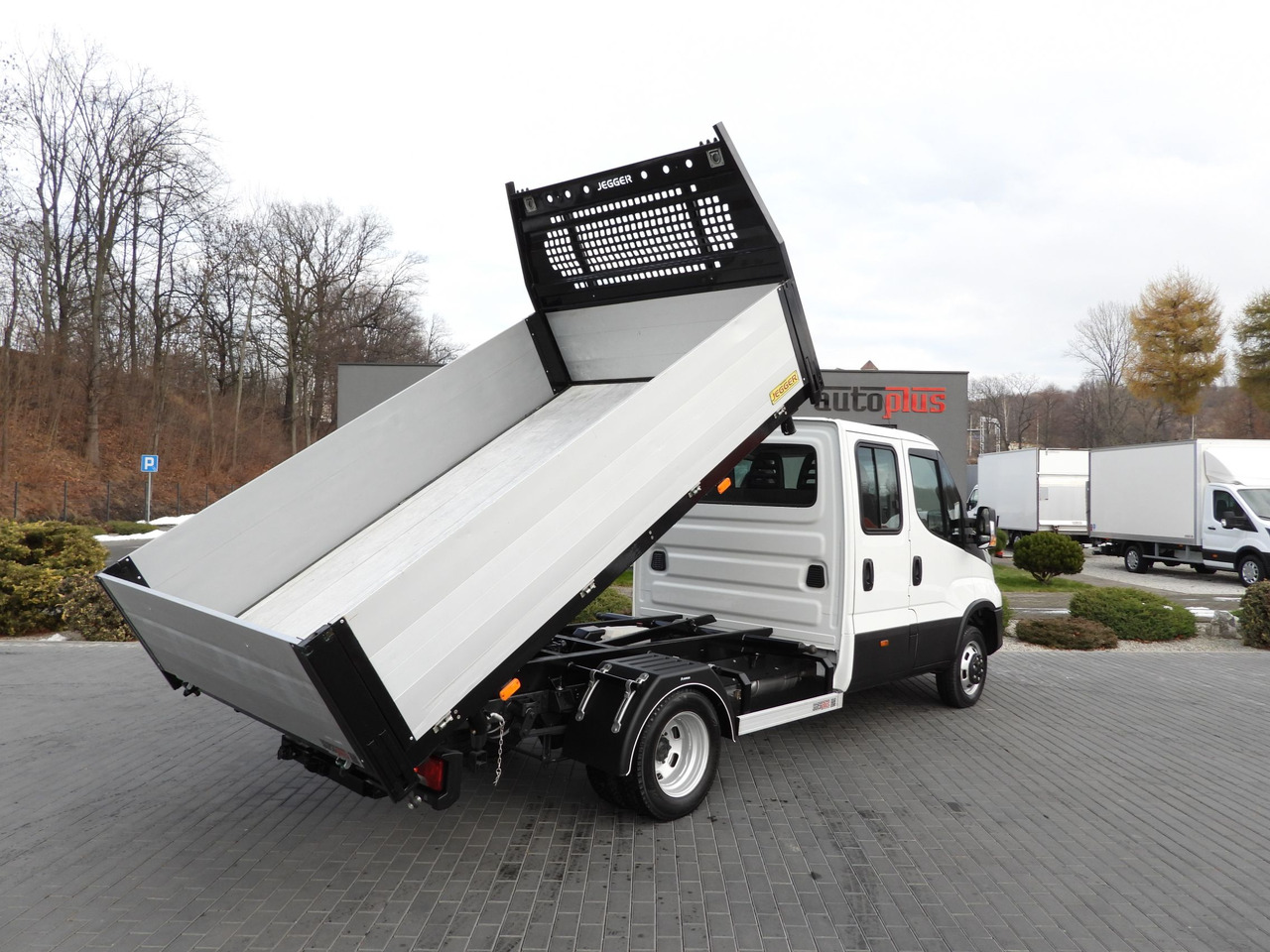 IVECO DAILY 50C16 THREE-WAY TIPPER DOUBLE CABIN DOKA 6 SEATS CRUISE CONTROL PNEUMATICS TWIN WHEELS AIR CONDITIONING 160HP - Tipper van: picture 3 IVECO DAILY 50C16 THREE-WAY TIPPER DOUBLE CABIN DOKA 6 SEATS CRUISE CONTROL PNEUMATICS TWIN WHEELS AIR CONDITIONING 160HP - Tipper van: picture 3