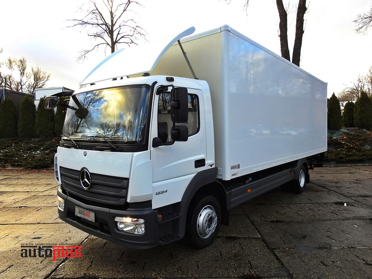 MERCEDES ATEGO 12.24 BOX LIFT 18 PALLETS CRUISE CONTROL AUTOMATIC TRANSMISSION TWIN WHEELS AIR CONDITIONING 240HP - Box van: picture 1 MERCEDES ATEGO 12.24 BOX LIFT 18 PALLETS CRUISE CONTROL AUTOMATIC TRANSMISSION TWIN WHEELS AIR CONDITIONING 240HP - Box van: picture 1