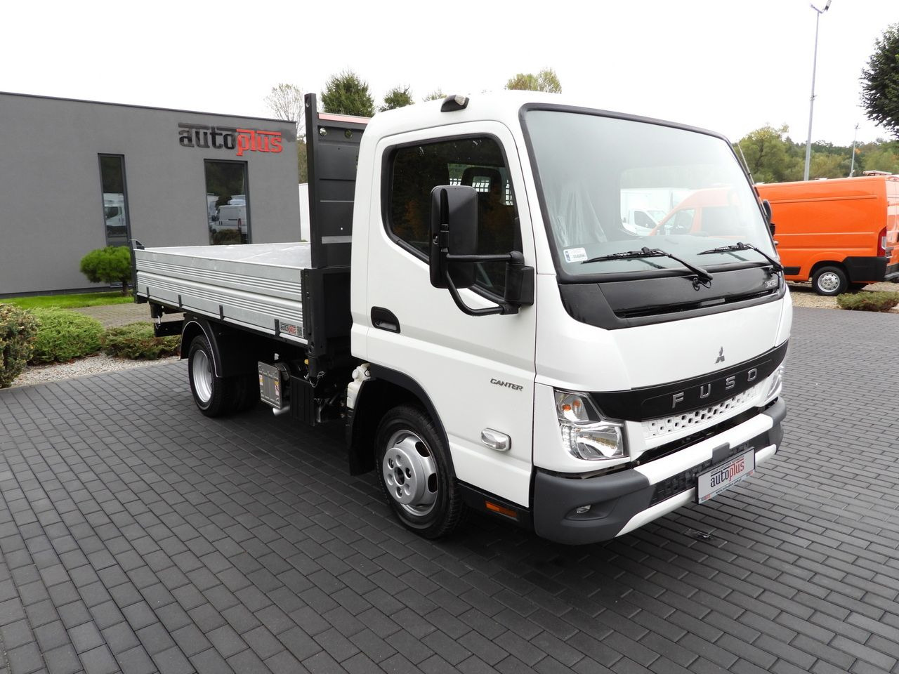 MITSUBISHI CANTER FUSO 3C15 THREE-WAY TIPPER 3 SEATS LED LIGHTS TWIN WHEELS 150HP - Tipper van: picture 4 MITSUBISHI CANTER FUSO 3C15 THREE-WAY TIPPER 3 SEATS LED LIGHTS TWIN WHEELS 150HP - Tipper van: picture 4