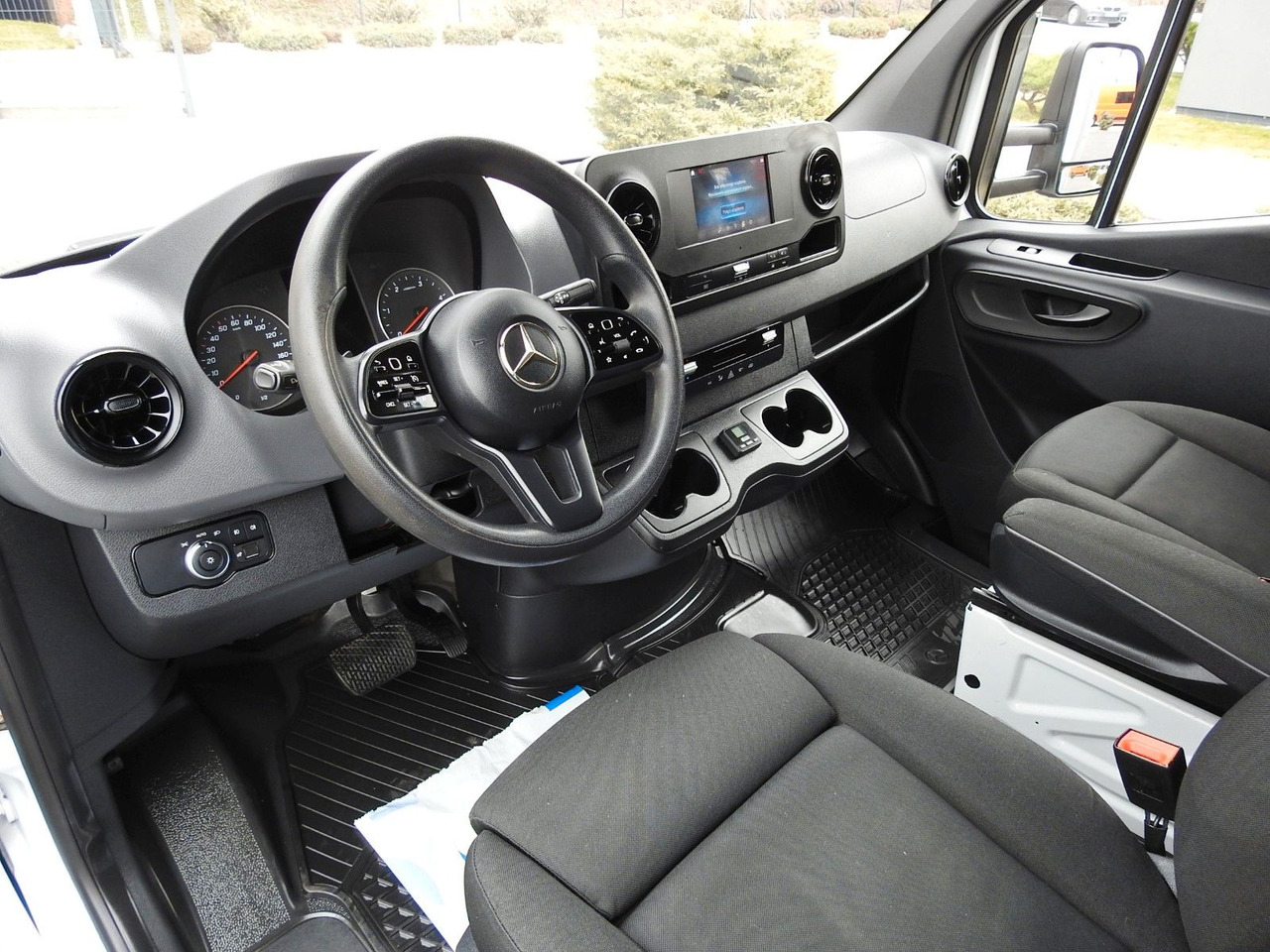 Mercedes-Benz SPRINTER 316 PRITSCHE PLANE 10 PALETTEN WEBASTO - Curtain side van, Combi van: picture 2 Mercedes-Benz SPRINTER 316 PRITSCHE PLANE 10 PALETTEN WEBASTO - Curtain side van, Combi van: picture 2