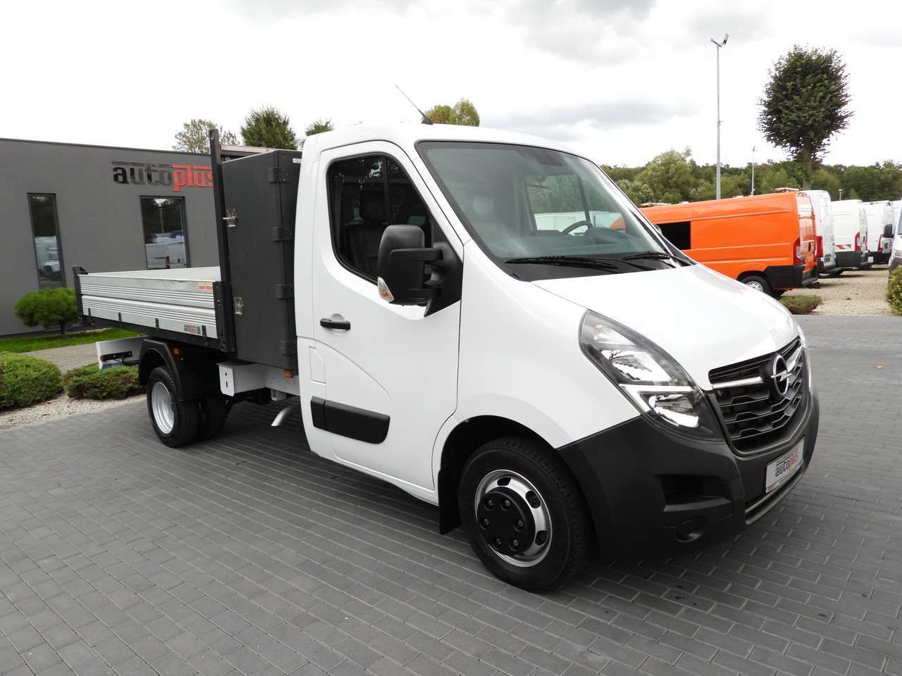 OPEL MOVANO TIPPER NAVIGATION LED LIGHTS TWIN WHEELS AIR CONDITIONING 145HP - Tipper van: picture 4 OPEL MOVANO TIPPER NAVIGATION LED LIGHTS TWIN WHEELS AIR CONDITIONING 145HP - Tipper van: picture 4