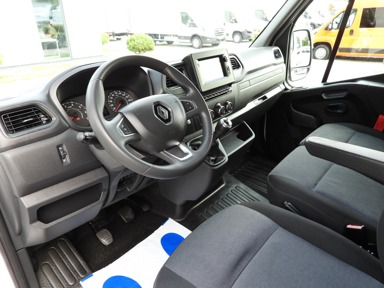 RENAULT MASTER BOX DELIVERY VAN 7 SEATS CRUISE CONTROL NAVIGATION LED LIGHTS AIR CONDITIONING 135HP - Panel van: picture 2 RENAULT MASTER BOX DELIVERY VAN 7 SEATS CRUISE CONTROL NAVIGATION LED LIGHTS AIR CONDITIONING 135HP - Panel van: picture 2