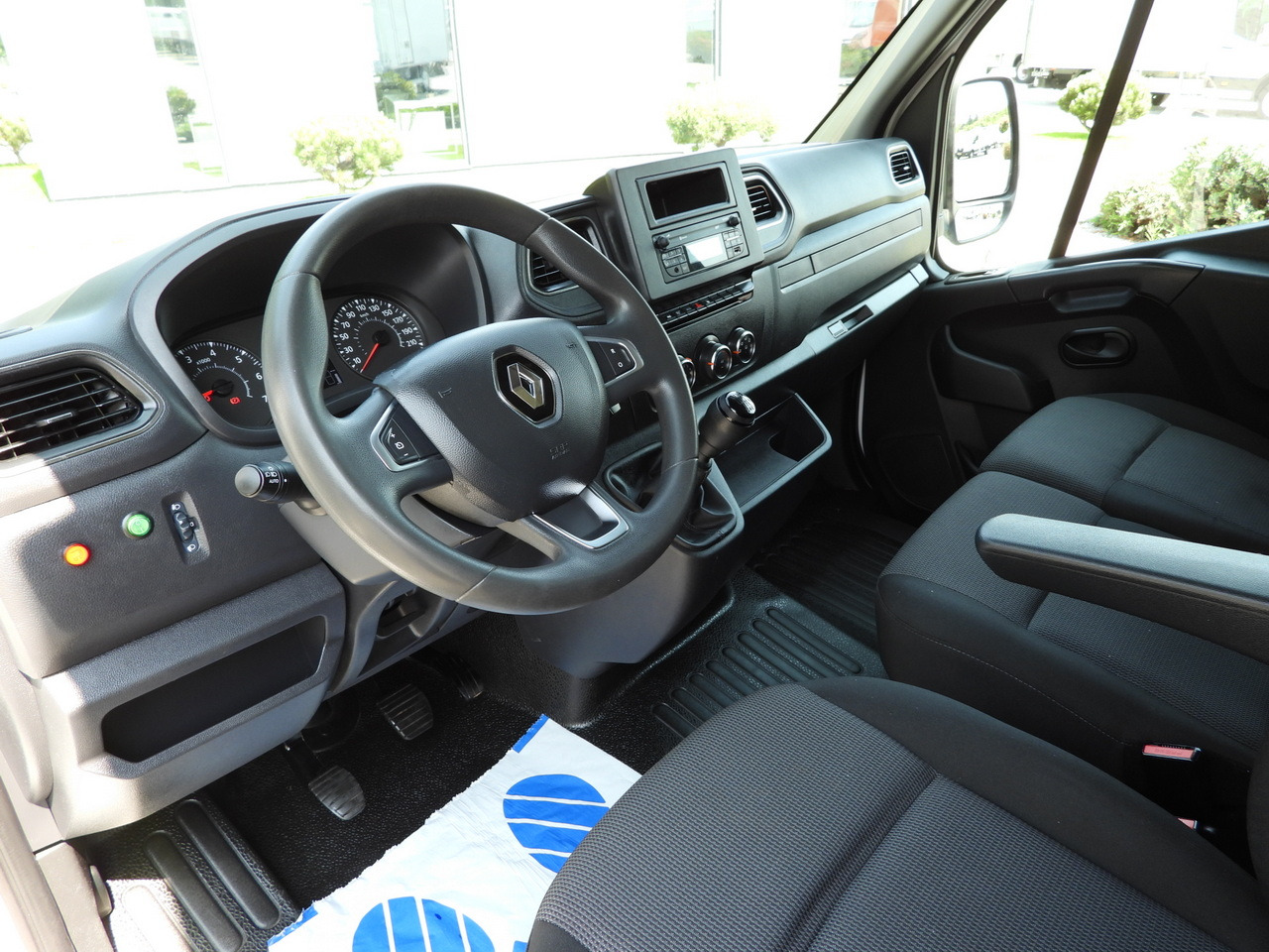 RENAULT MASTER BOX LIFT 8 PALLETS CRUISE CONTROL LED LIGHTS AIR CONDITIONING 165HP - Box van: picture 2 RENAULT MASTER BOX LIFT 8 PALLETS CRUISE CONTROL LED LIGHTS AIR CONDITIONING 165HP - Box van: picture 2