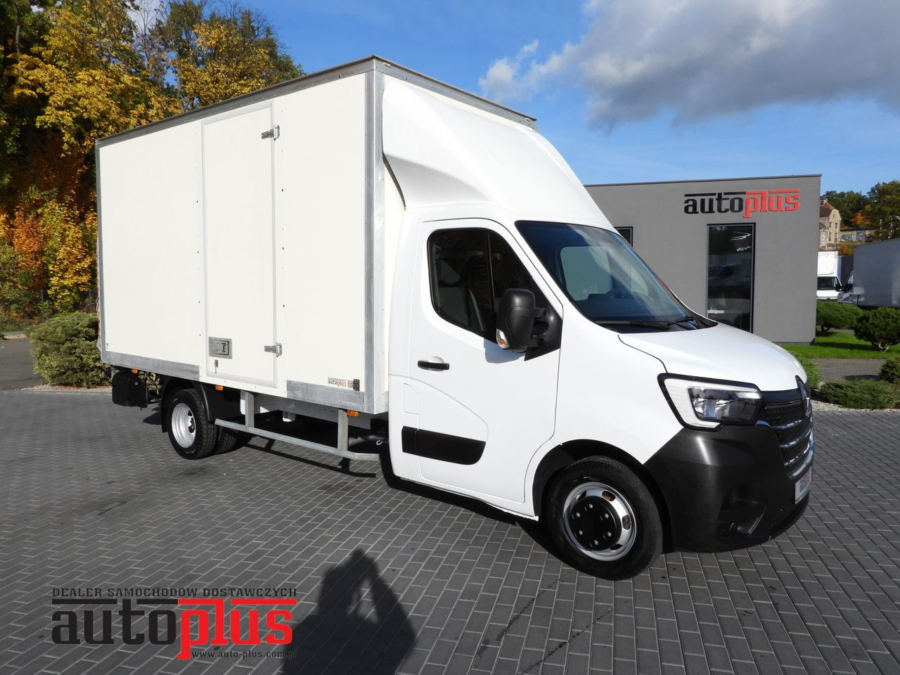 RENAULT MASTER BOX LIFT 8 PALLETS CRUISE CONTROL LED LIGHTS TWIN WHEELS AIR CONDITIONING 145HP - Box van: picture 1 RENAULT MASTER BOX LIFT 8 PALLETS CRUISE CONTROL LED LIGHTS TWIN WHEELS AIR CONDITIONING 145HP - Box van: picture 1