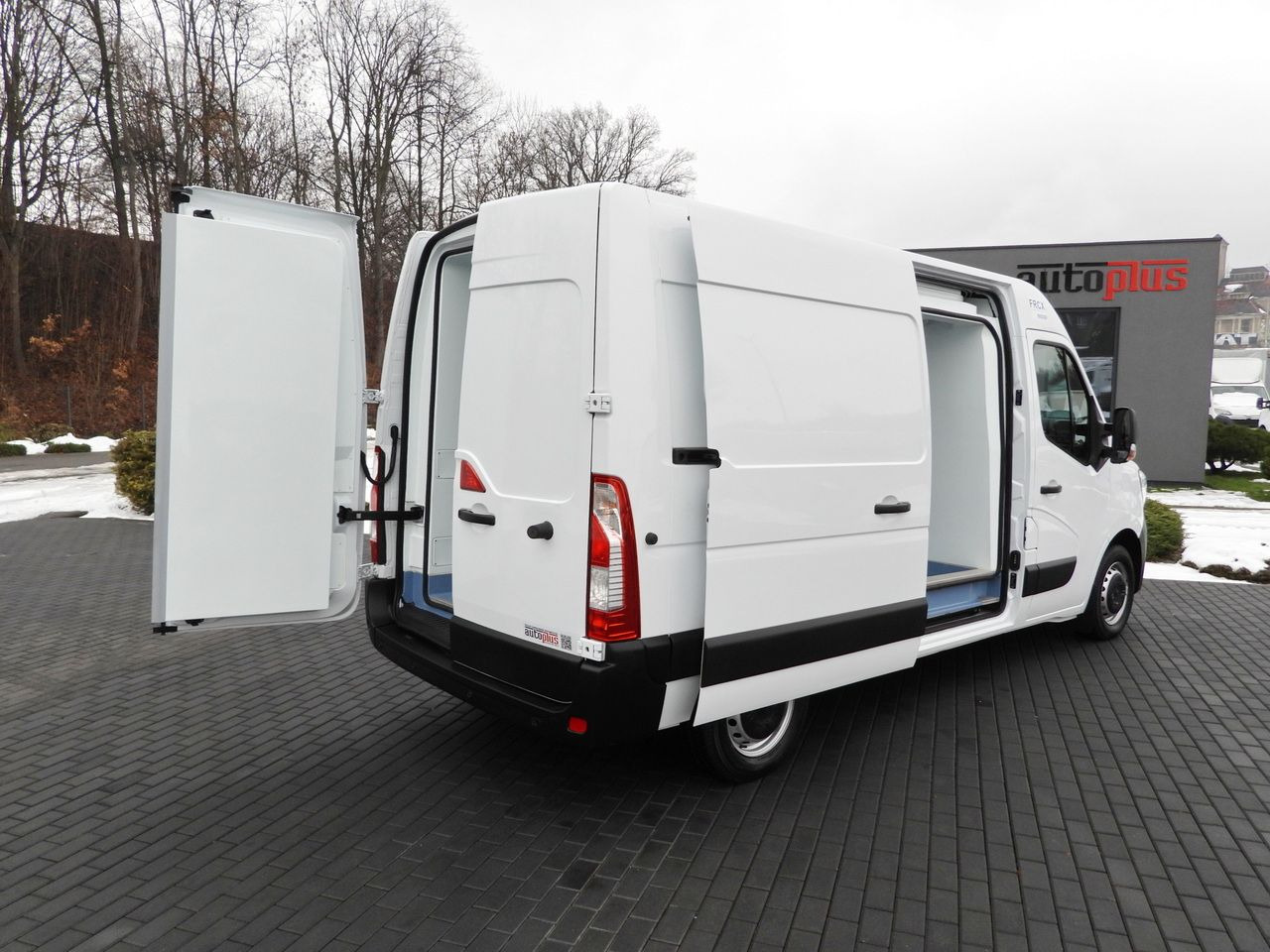 RENAULT MASTER REFRIGERATOR VAN -10*C POWER SUPPLY 230V CRUISE CONTROL NAVIGATION LED LIGHTS AIR CONDITIONING 150HP - Refrigerated van: picture 3 RENAULT MASTER REFRIGERATOR VAN -10*C POWER SUPPLY 230V CRUISE CONTROL NAVIGATION LED LIGHTS AIR CONDITIONING 150HP - Refrigerated van: picture 3