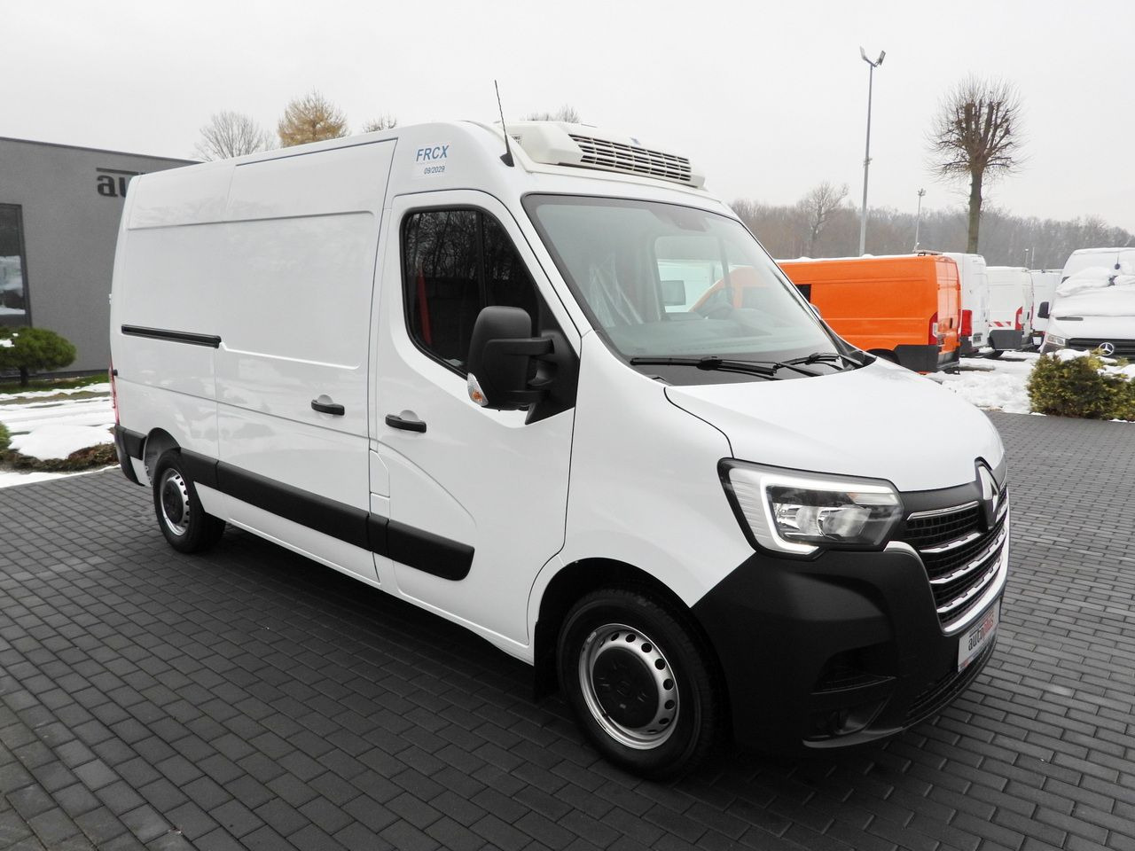 RENAULT MASTER REFRIGERATOR VAN -10*C POWER SUPPLY 230V CRUISE CONTROL NAVIGATION LED LIGHTS AIR CONDITIONING 150HP - Refrigerated van: picture 4 RENAULT MASTER REFRIGERATOR VAN -10*C POWER SUPPLY 230V CRUISE CONTROL NAVIGATION LED LIGHTS AIR CONDITIONING 150HP - Refrigerated van: picture 4