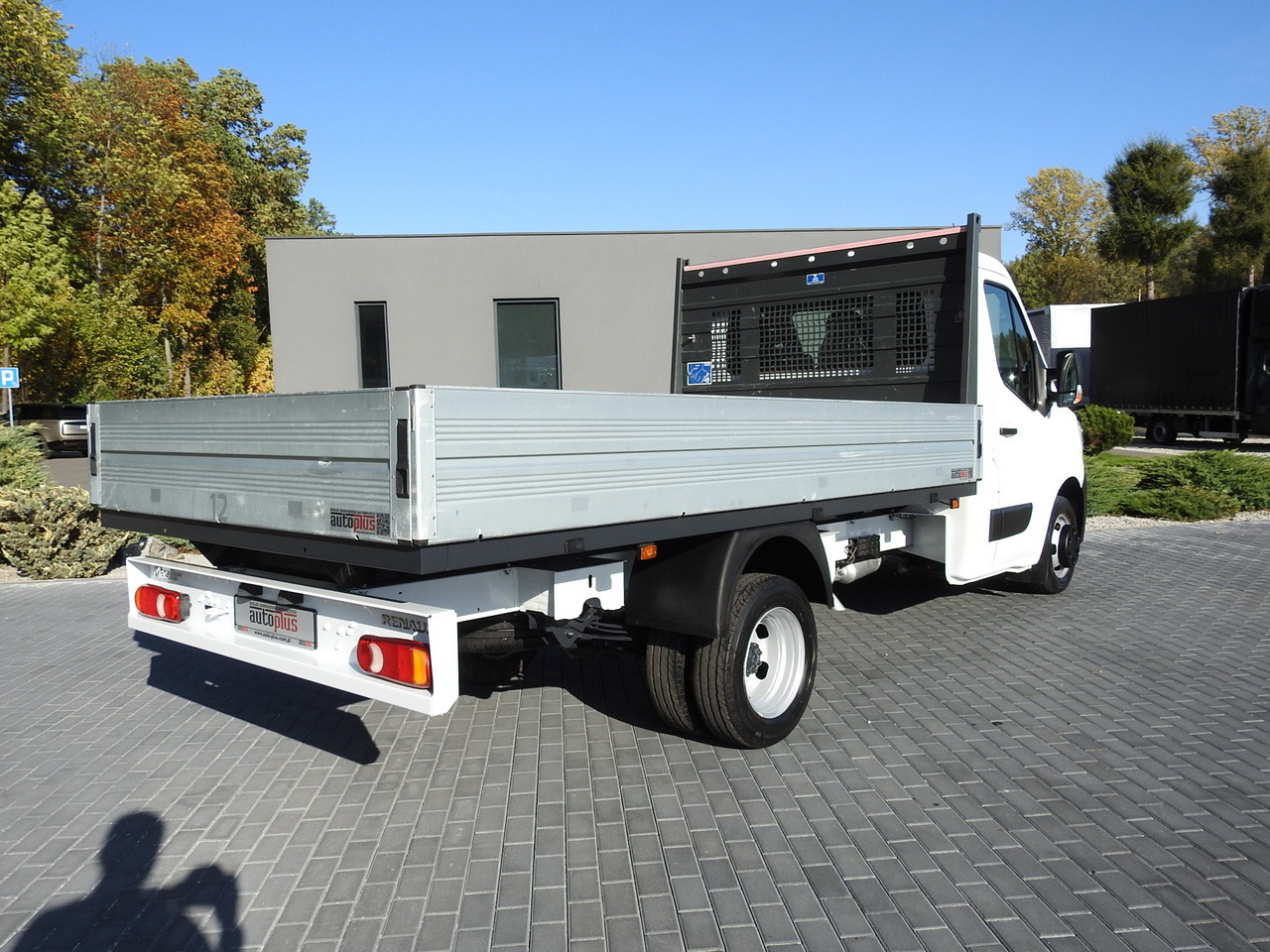 RENAULT MASTER STAKE BODY CRUISE CONTROL AIR CONDITIONING LED LIGHTS TWIN WHEELS 130HP - Flatbed van: picture 3 RENAULT MASTER STAKE BODY CRUISE CONTROL AIR CONDITIONING LED LIGHTS TWIN WHEELS 130HP - Flatbed van: picture 3