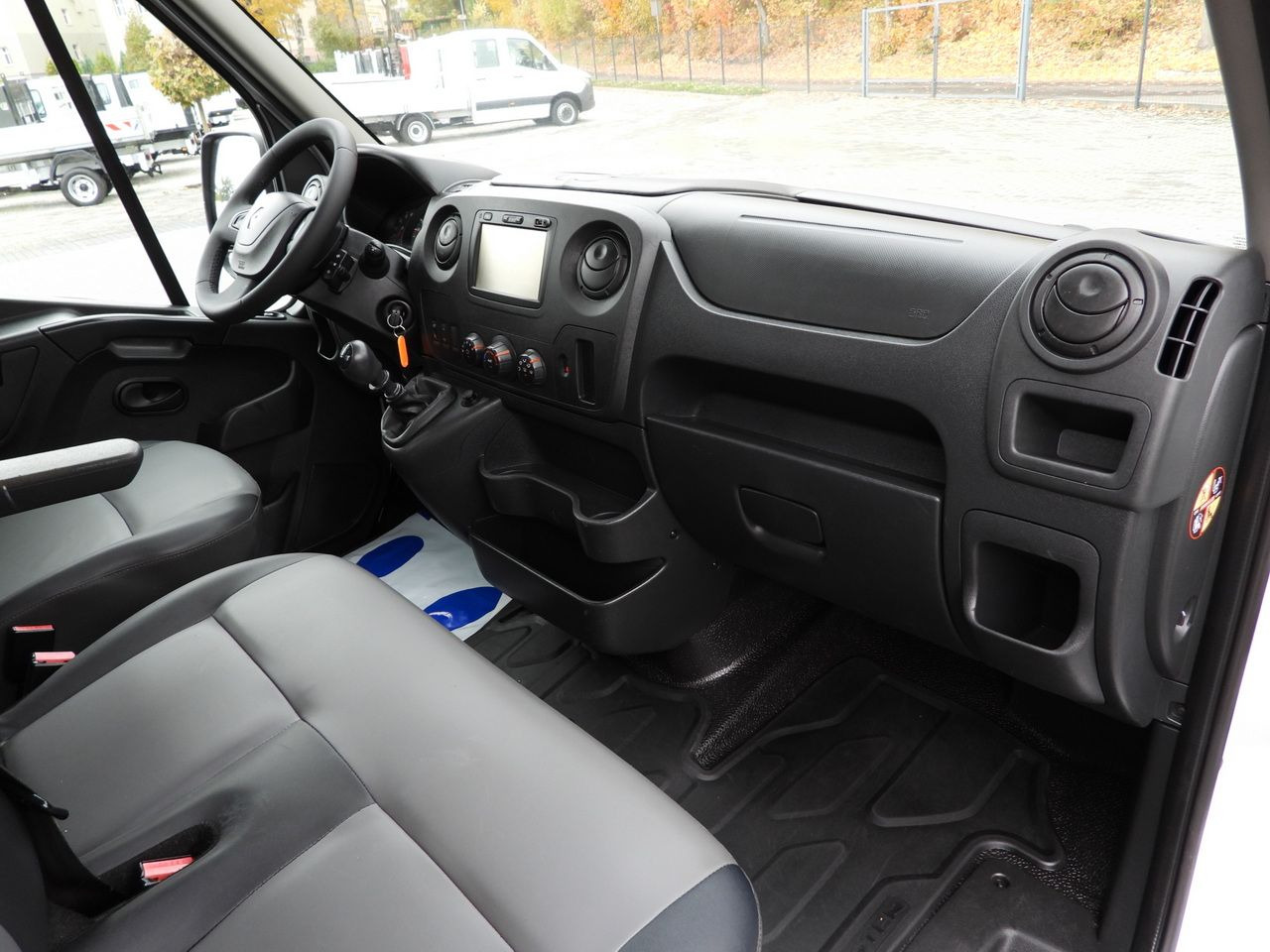 Flatbed van RENAULT MASTER STAKE BODY CRUISE CONTROL NAVIGATION TWIN WHEELS AIR CONDITIONING 130HP: picture 36 Flatbed van RENAULT MASTER STAKE BODY CRUISE CONTROL NAVIGATION TWIN WHEELS AIR CONDITIONING 130HP: picture 36