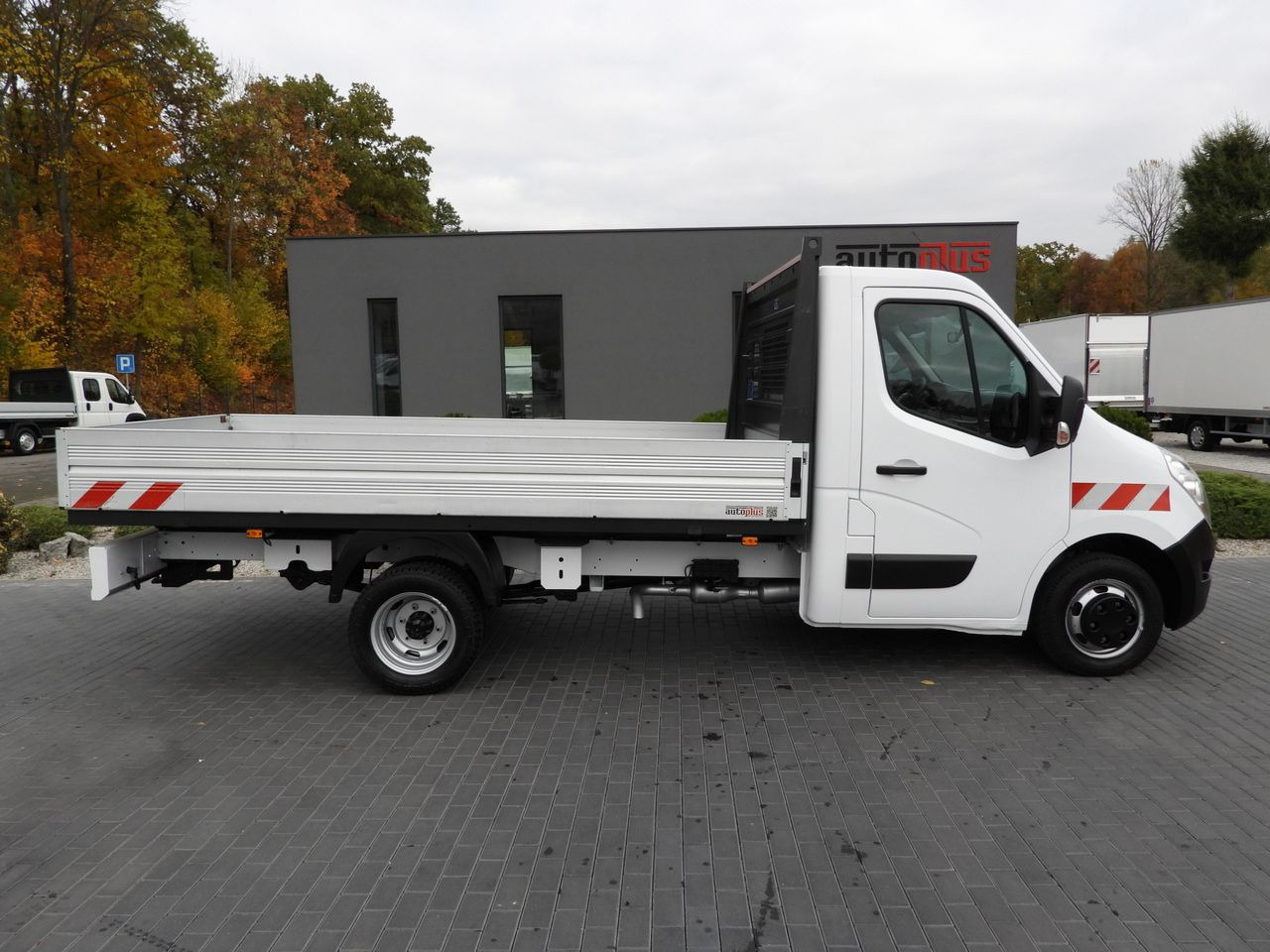 Flatbed van RENAULT MASTER STAKE BODY CRUISE CONTROL NAVIGATION TWIN WHEELS AIR CONDITIONING 130HP: picture 7 Flatbed van RENAULT MASTER STAKE BODY CRUISE CONTROL NAVIGATION TWIN WHEELS AIR CONDITIONING 130HP: picture 7