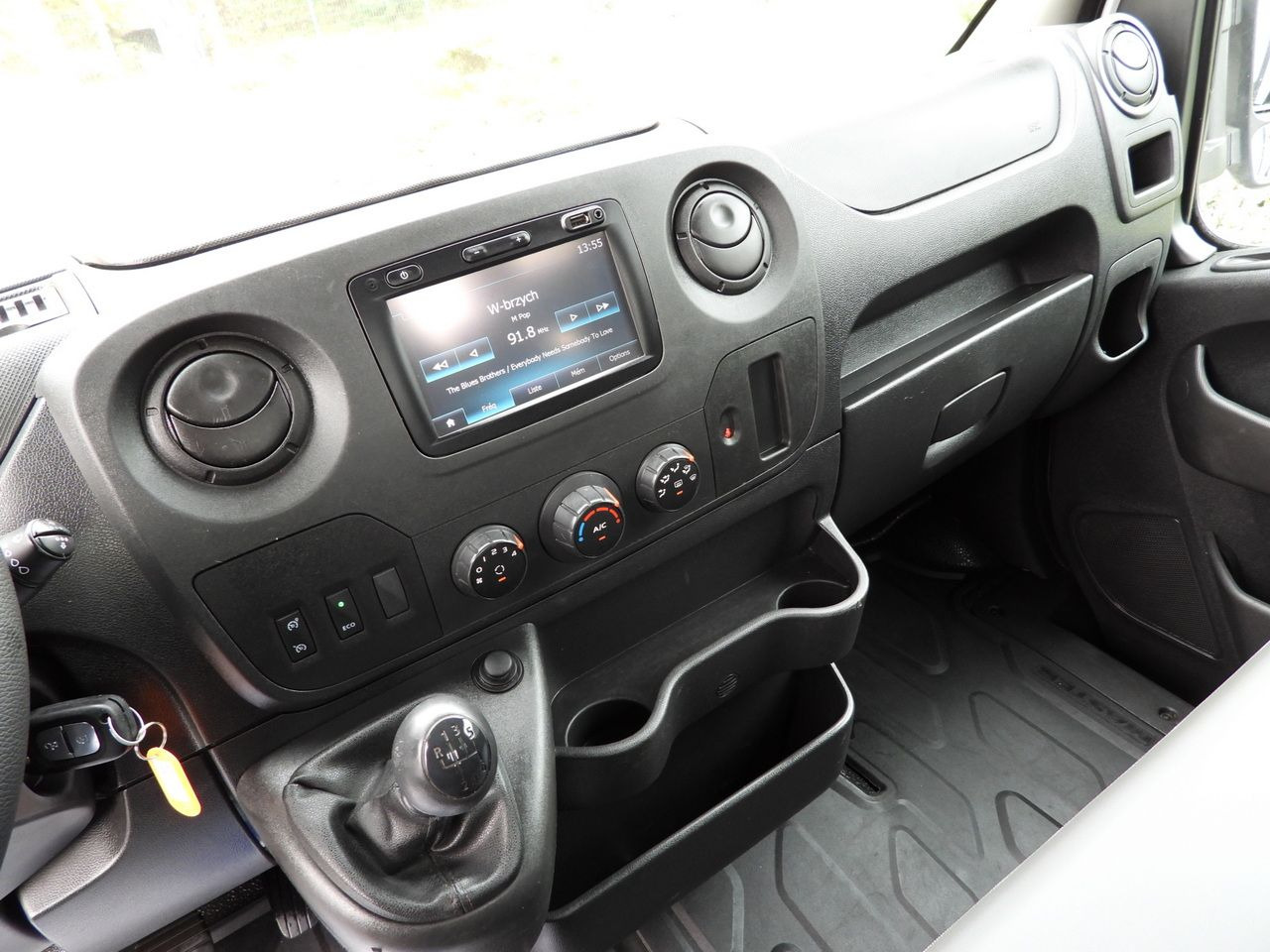 Flatbed van RENAULT MASTER STAKE BODY CRUISE CONTROL NAVIGATION TWIN WHEELS AIR CONDITIONING 130HP: picture 27 Flatbed van RENAULT MASTER STAKE BODY CRUISE CONTROL NAVIGATION TWIN WHEELS AIR CONDITIONING 130HP: picture 27