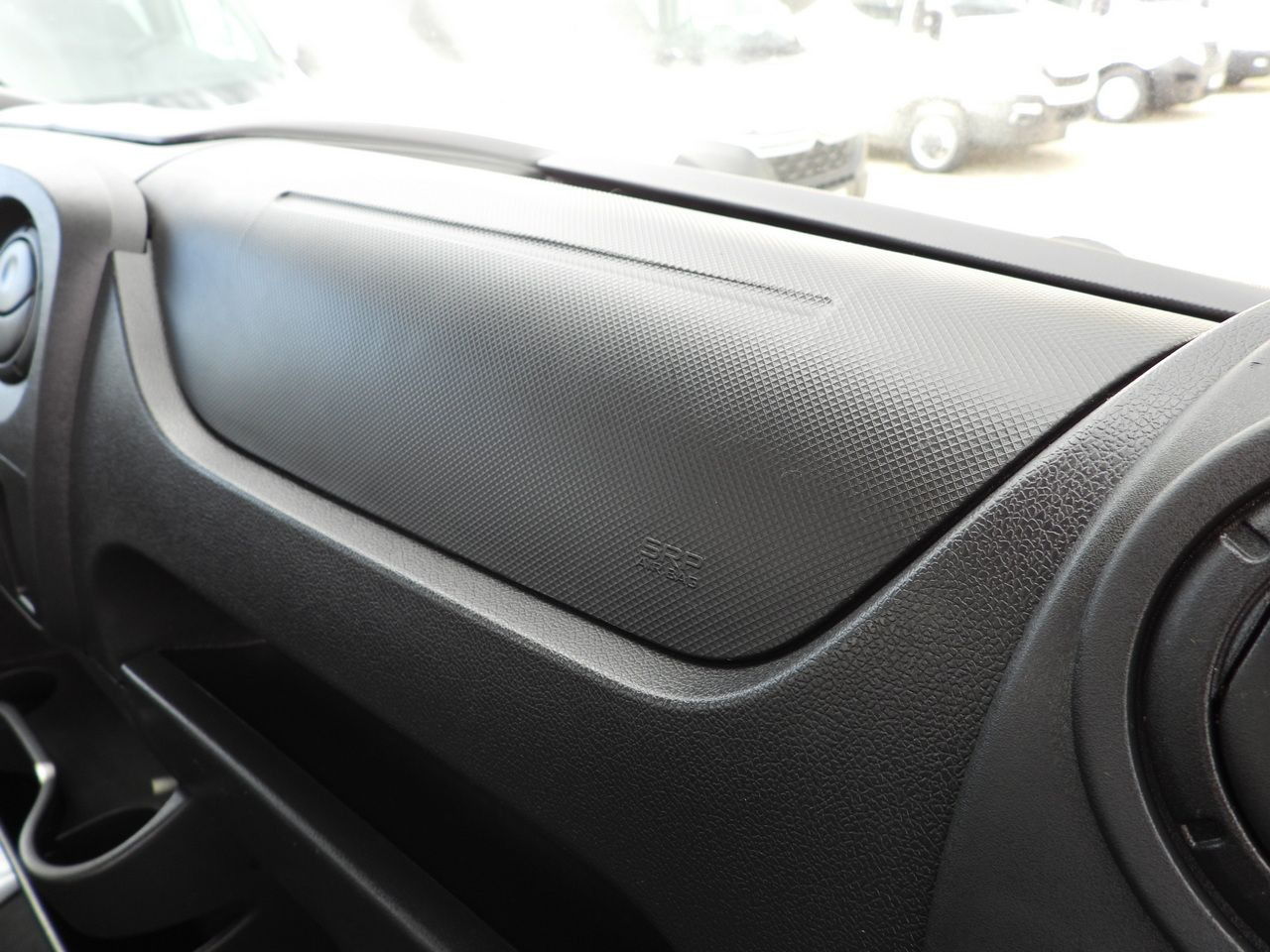 Flatbed van RENAULT MASTER STAKE BODY CRUISE CONTROL NAVIGATION TWIN WHEELS AIR CONDITIONING 130HP: picture 37 Flatbed van RENAULT MASTER STAKE BODY CRUISE CONTROL NAVIGATION TWIN WHEELS AIR CONDITIONING 130HP: picture 37