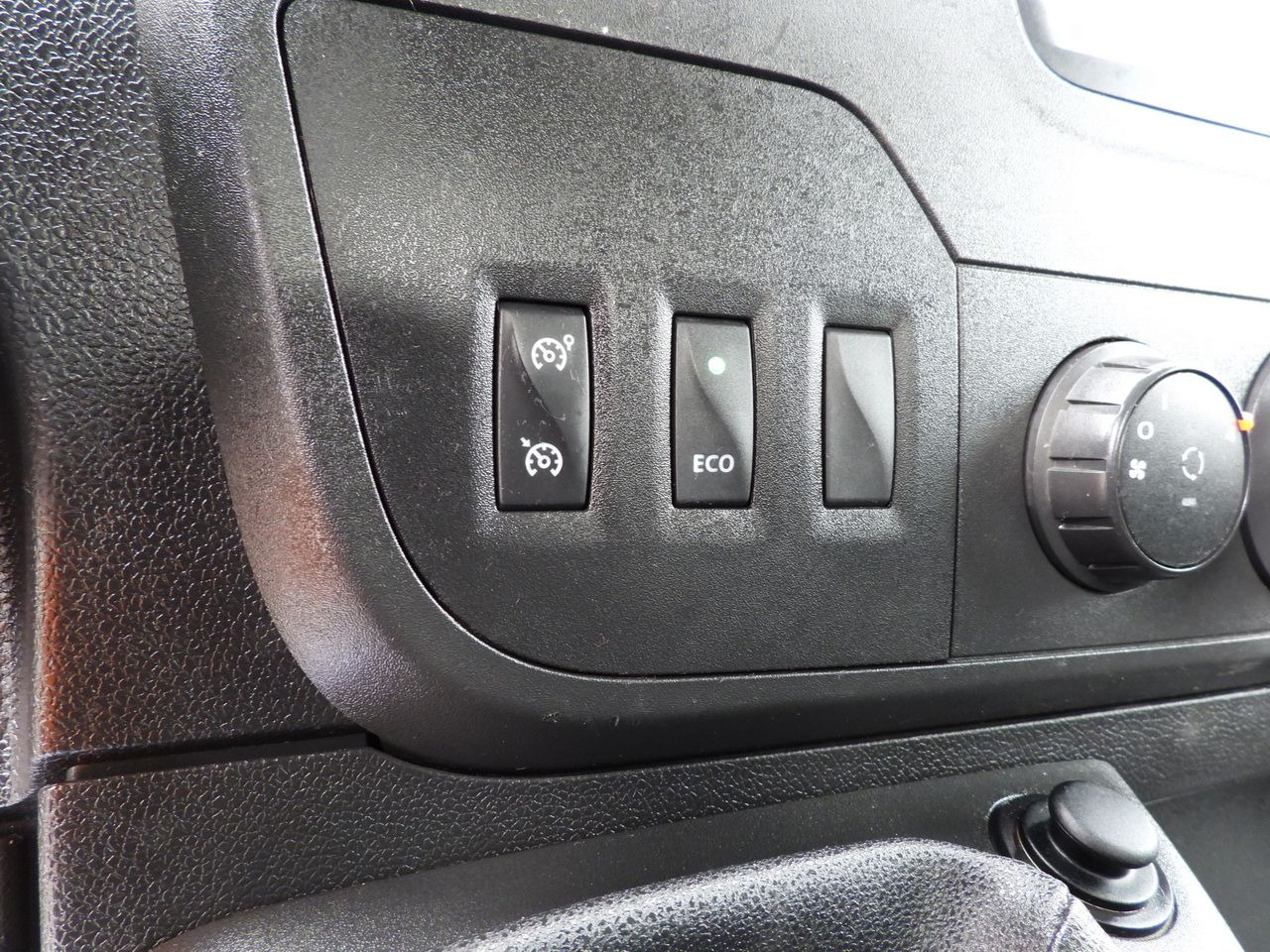 Flatbed van RENAULT MASTER STAKE BODY CRUISE CONTROL NAVIGATION TWIN WHEELS AIR CONDITIONING 130HP: picture 26 Flatbed van RENAULT MASTER STAKE BODY CRUISE CONTROL NAVIGATION TWIN WHEELS AIR CONDITIONING 130HP: picture 26