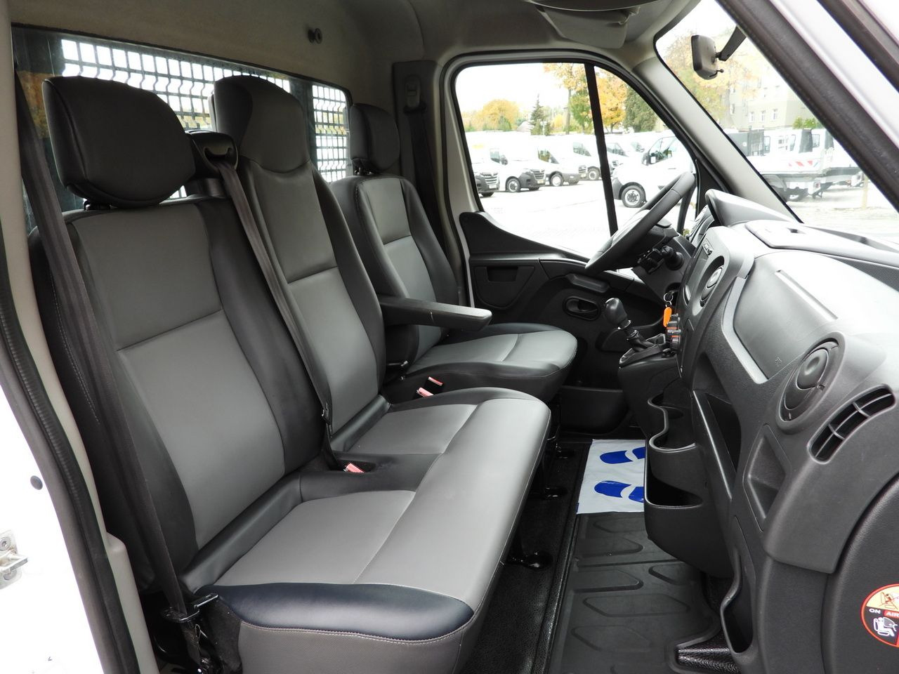 Flatbed van RENAULT MASTER STAKE BODY CRUISE CONTROL NAVIGATION TWIN WHEELS AIR CONDITIONING 130HP: picture 35 Flatbed van RENAULT MASTER STAKE BODY CRUISE CONTROL NAVIGATION TWIN WHEELS AIR CONDITIONING 130HP: picture 35