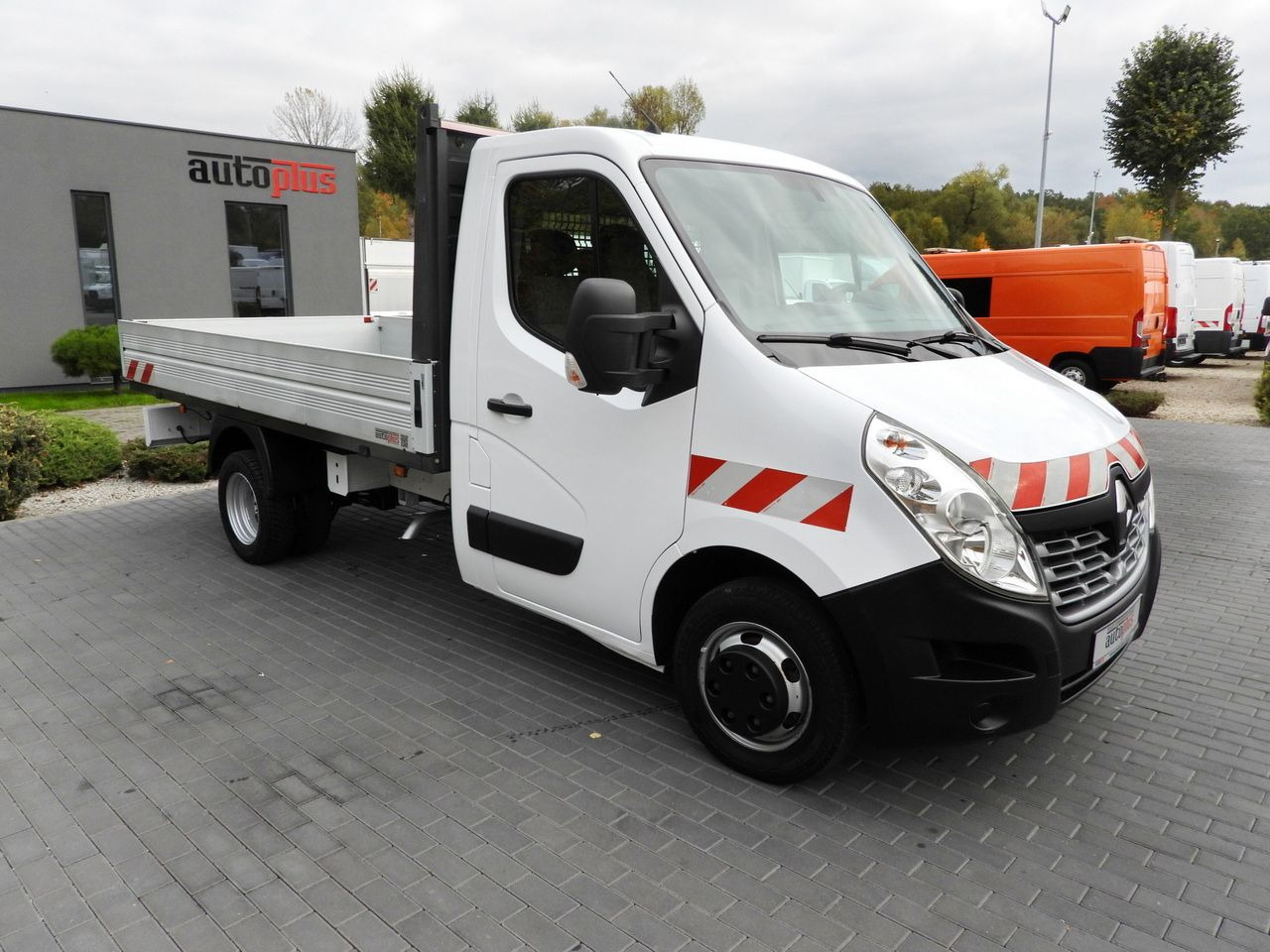 RENAULT MASTER STAKE BODY CRUISE CONTROL NAVIGATION TWIN WHEELS AIR CONDITIONING 130HP - Flatbed van: picture 4 RENAULT MASTER STAKE BODY CRUISE CONTROL NAVIGATION TWIN WHEELS AIR CONDITIONING 130HP - Flatbed van: picture 4