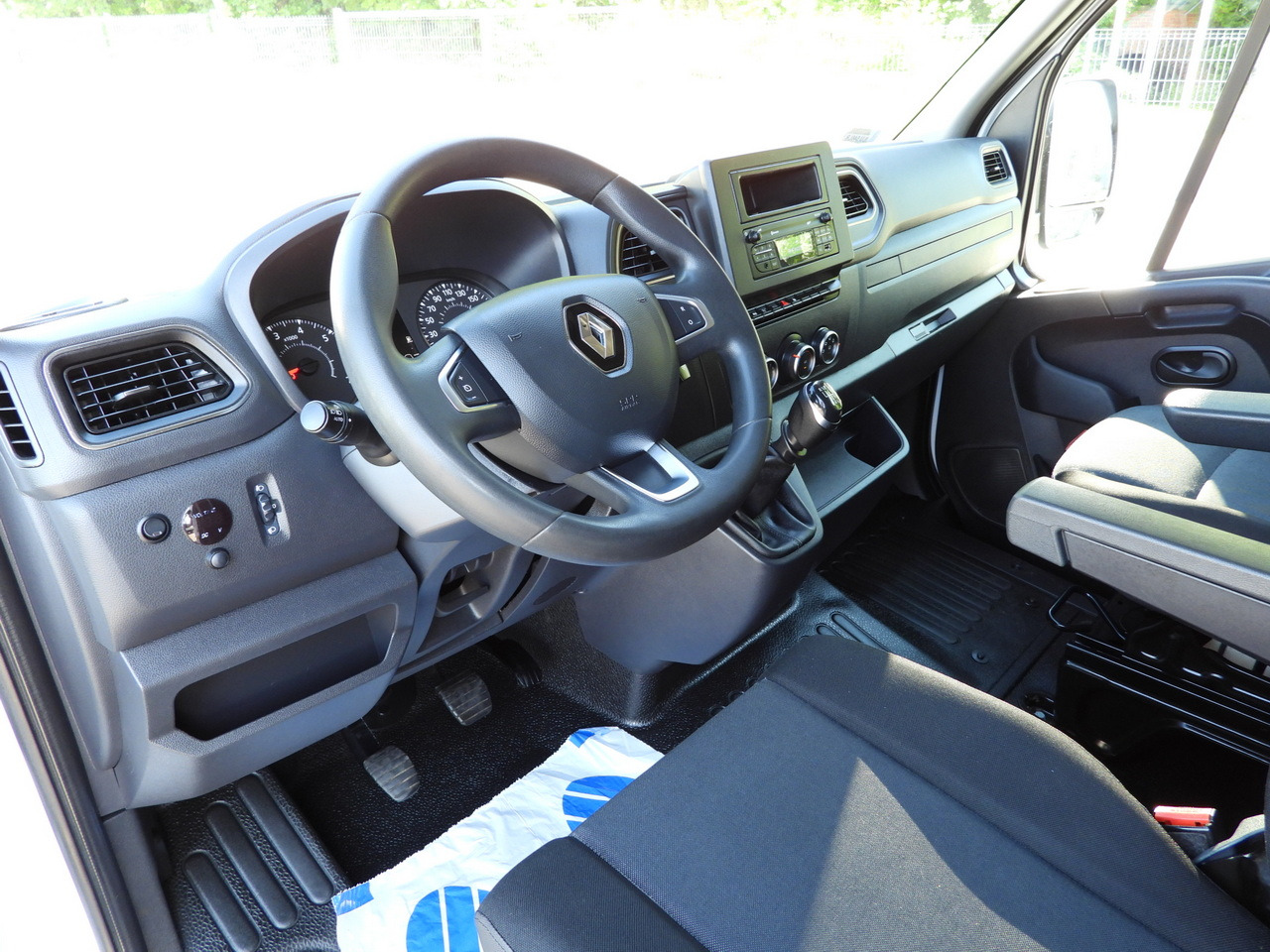 RENAULT MASTER TARPAULIN 10 PALLETS WEBASTO CRUISE CONTROL LED LIGHTS PNEUMATICS AIR CONDITIONING 165HP - Curtain side van: picture 2 RENAULT MASTER TARPAULIN 10 PALLETS WEBASTO CRUISE CONTROL LED LIGHTS PNEUMATICS AIR CONDITIONING 165HP - Curtain side van: picture 2