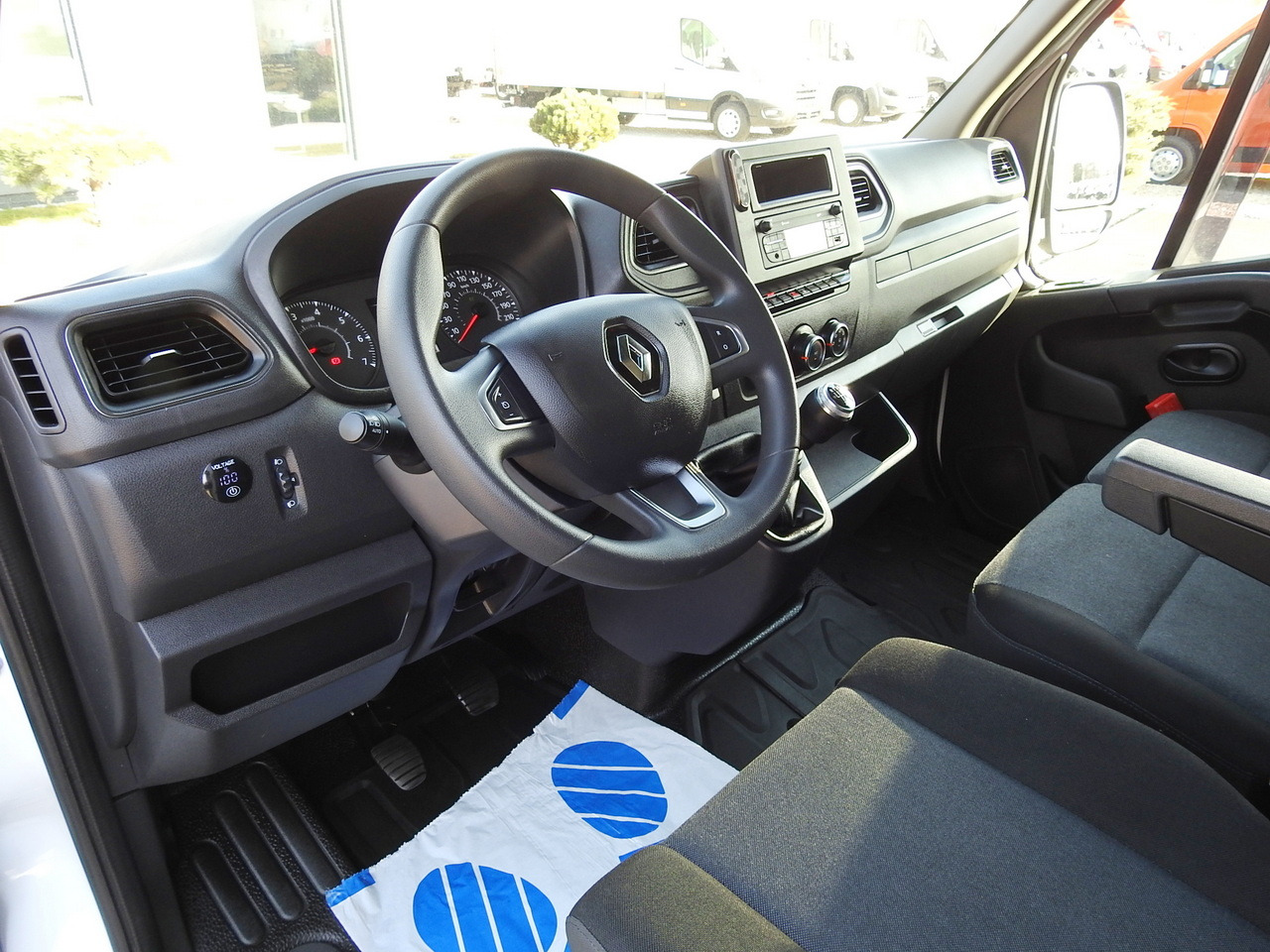 RENAULT MASTER TARPAULIN 10 PALLETS WEBASTO CRUISE CONTROL LED LIGHTS PNEUMATICS AIR CONDITIONING 165HP - Curtain side van: picture 2 RENAULT MASTER TARPAULIN 10 PALLETS WEBASTO CRUISE CONTROL LED LIGHTS PNEUMATICS AIR CONDITIONING 165HP - Curtain side van: picture 2