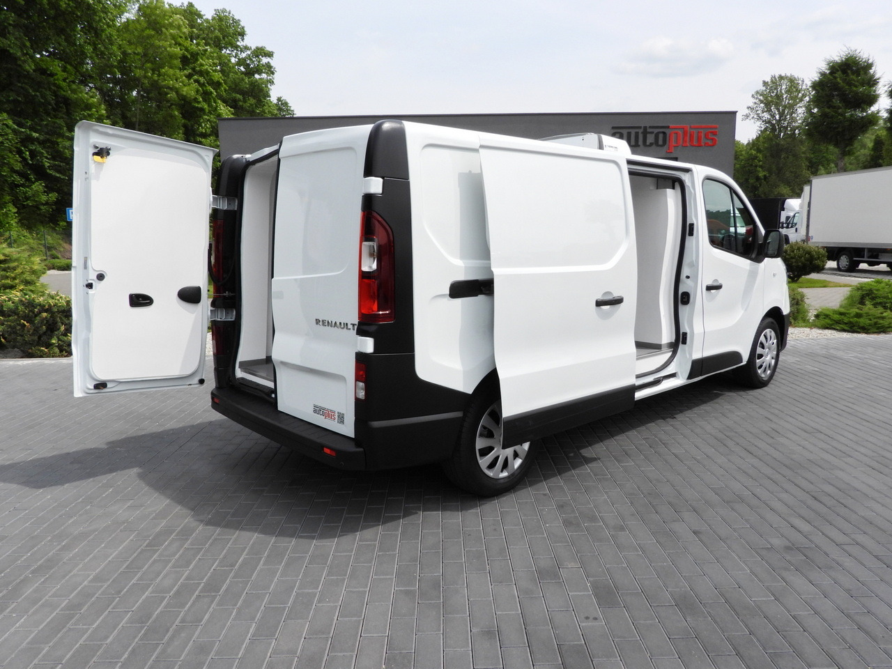 RENAULT TRAFIC REFRIGERATOR VAN 0*C CRUISE CONTROL LED LIGHTS AIR CONDITIONING 120HP - Refrigerated van: picture 3 RENAULT TRAFIC REFRIGERATOR VAN 0*C CRUISE CONTROL LED LIGHTS AIR CONDITIONING 120HP - Refrigerated van: picture 3