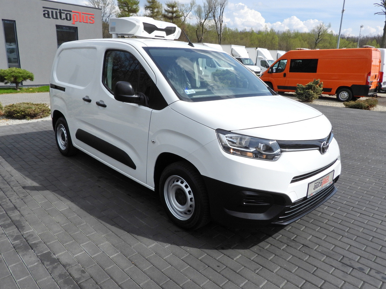 TOYOTA PROACE CITY REFRIGERATOR VAN -15*C POWER SUPPLY 230V CRUISE CONTROL AIR CONDITIONING 100HP - Refrigerated van: picture 4 TOYOTA PROACE CITY REFRIGERATOR VAN -15*C POWER SUPPLY 230V CRUISE CONTROL AIR CONDITIONING 100HP - Refrigerated van: picture 4