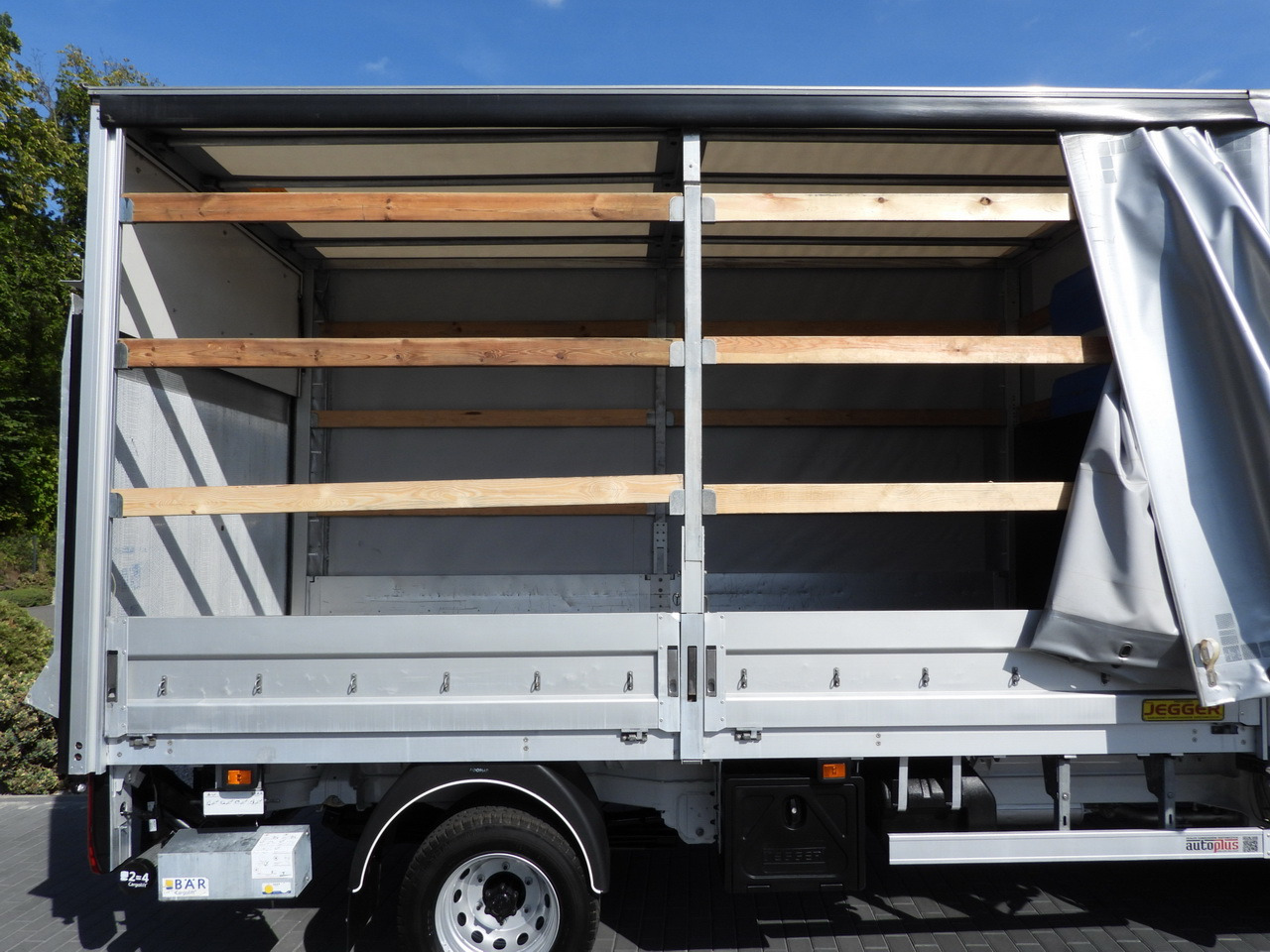 Curtain side van VOLKSWAGEN CRAFTER TARPAULIN LIFT 8 PALLETS CRUISE CONTROL LED LIGHTS TWIN WHEELS AIR CONDITIONING 180HP: picture 20 Curtain side van VOLKSWAGEN CRAFTER TARPAULIN LIFT 8 PALLETS CRUISE CONTROL LED LIGHTS TWIN WHEELS AIR CONDITIONING 180HP: picture 20