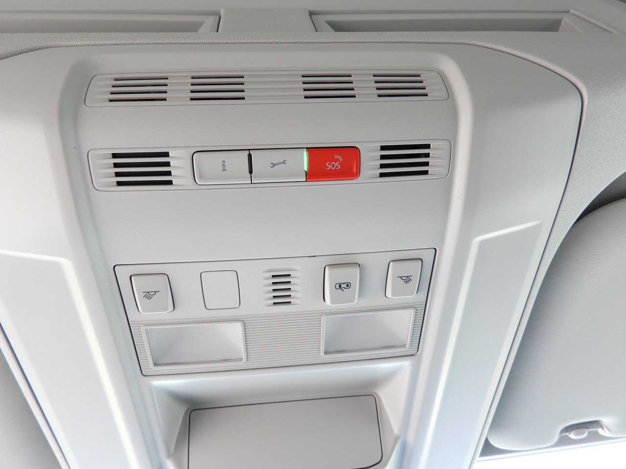 Curtain side van VOLKSWAGEN CRAFTER TARPAULIN LIFT 8 PALLETS CRUISE CONTROL LED LIGHTS TWIN WHEELS AIR CONDITIONING 180HP: picture 45 Curtain side van VOLKSWAGEN CRAFTER TARPAULIN LIFT 8 PALLETS CRUISE CONTROL LED LIGHTS TWIN WHEELS AIR CONDITIONING 180HP: picture 45