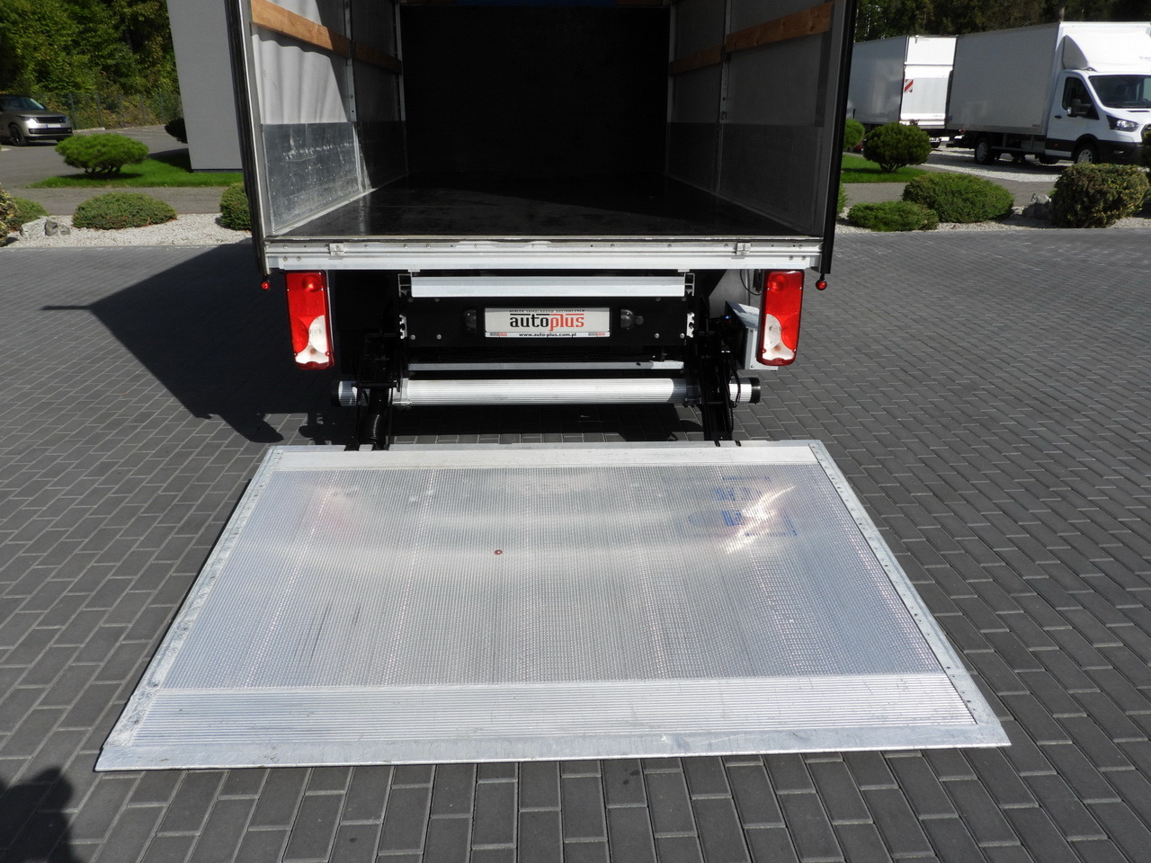 Curtain side van VOLKSWAGEN CRAFTER TARPAULIN LIFT 8 PALLETS CRUISE CONTROL LED LIGHTS TWIN WHEELS AIR CONDITIONING 180HP: picture 16 Curtain side van VOLKSWAGEN CRAFTER TARPAULIN LIFT 8 PALLETS CRUISE CONTROL LED LIGHTS TWIN WHEELS AIR CONDITIONING 180HP: picture 16