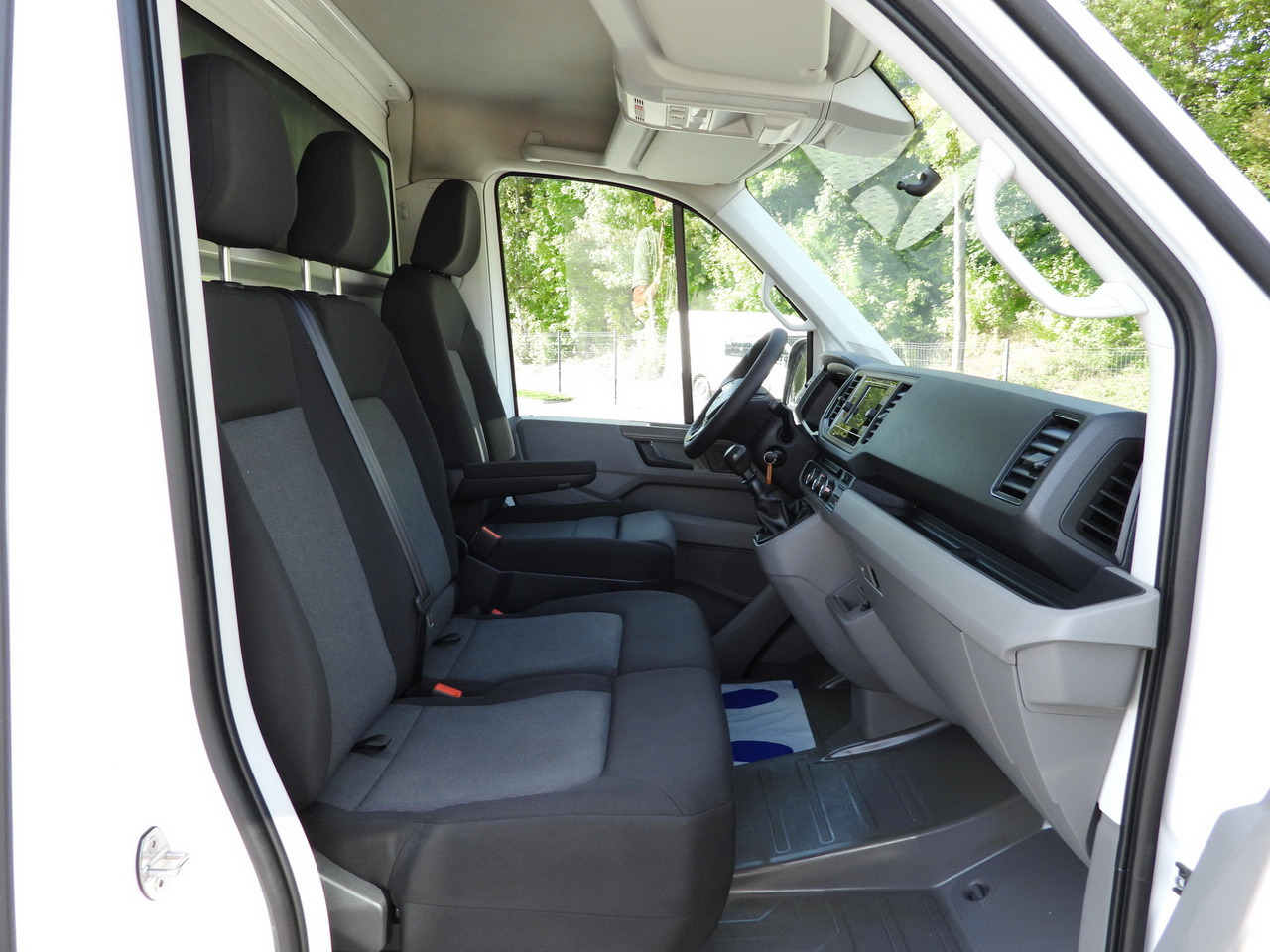 Curtain side van VOLKSWAGEN CRAFTER TARPAULIN LIFT 8 PALLETS CRUISE CONTROL LED LIGHTS TWIN WHEELS AIR CONDITIONING 180HP: picture 42 Curtain side van VOLKSWAGEN CRAFTER TARPAULIN LIFT 8 PALLETS CRUISE CONTROL LED LIGHTS TWIN WHEELS AIR CONDITIONING 180HP: picture 42