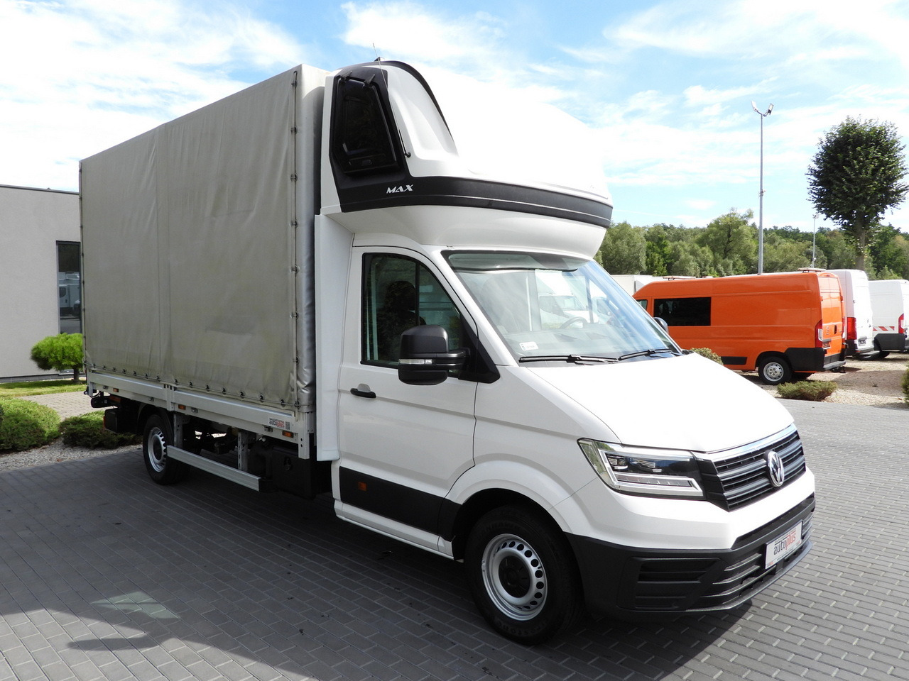 VOLKSWAGEN CRAFTER TARPAULIN LIFT 8 PALLETS WEBASTO CRUISE CONTROL LED LIGHTS AIR CONDITIONING 180HP - Curtain side van: picture 4 VOLKSWAGEN CRAFTER TARPAULIN LIFT 8 PALLETS WEBASTO CRUISE CONTROL LED LIGHTS AIR CONDITIONING 180HP - Curtain side van: picture 4