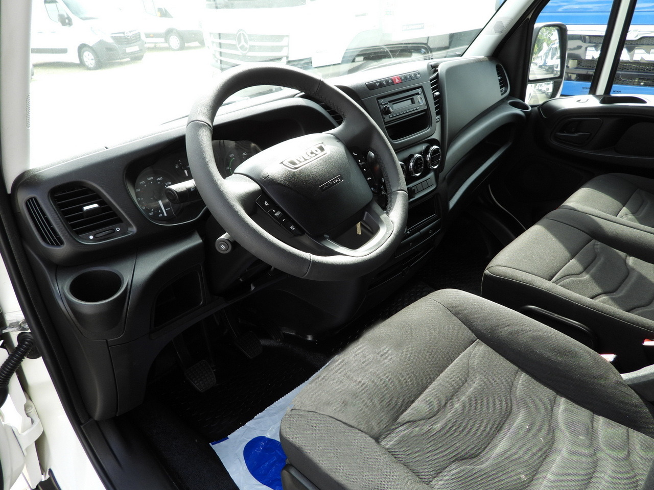 IVECO DAILY 35C17 BOX DELIVERY VAN 6 SEATS CRUISE CONTROL TWIN WHEELS AIR CONDITIONING 170HP - Van: picture 2 IVECO DAILY 35C17 BOX DELIVERY VAN 6 SEATS CRUISE CONTROL TWIN WHEELS AIR CONDITIONING 170HP - Van: picture 2