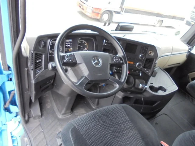 Interior photo 1: Tractor unit Mercedes-Benz Actros 1842 LS EUR6 10X
