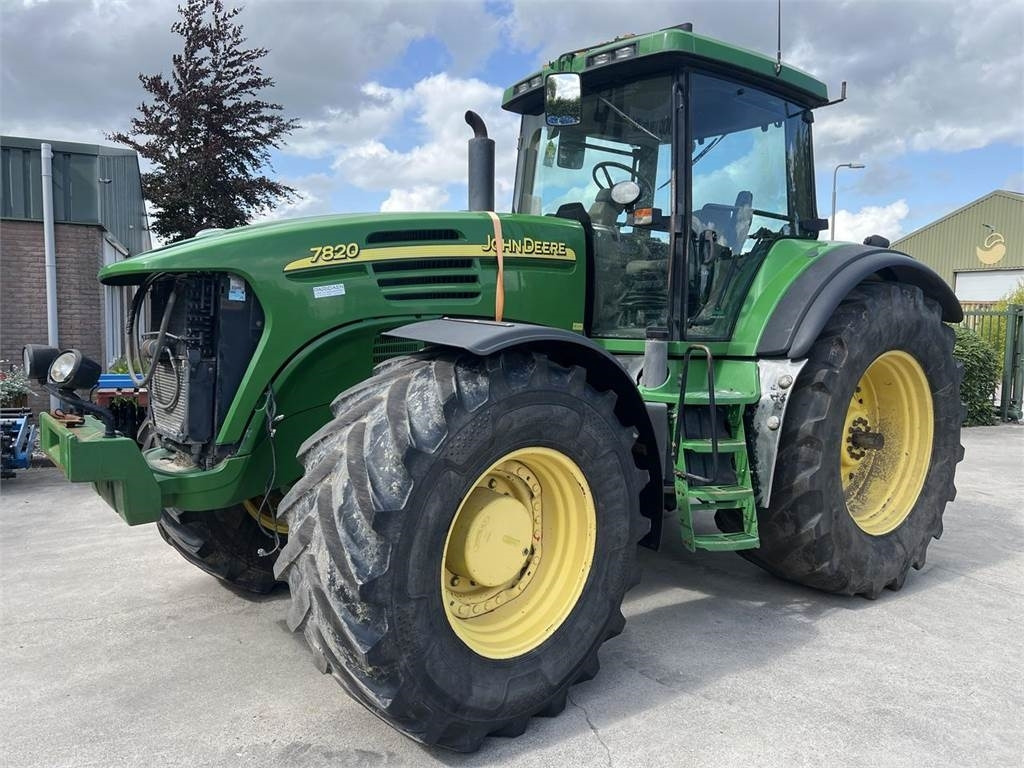 John Deere 7820 - Farm tractor: picture 1 John Deere 7820 - Farm tractor: picture 1