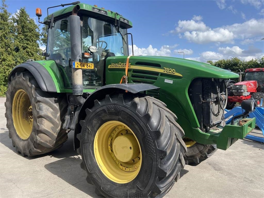 John Deere 7820 - Farm tractor: picture 2 John Deere 7820 - Farm tractor: picture 2
