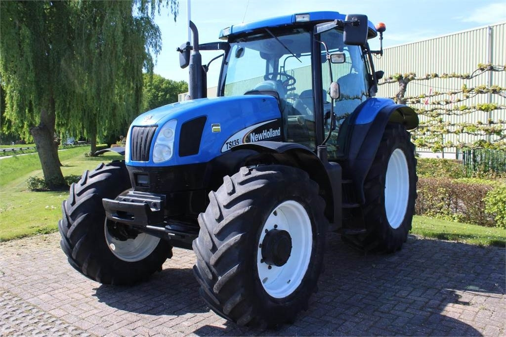 New Holland TSA135A - Farm tractor: picture 2 New Holland TSA135A - Farm tractor: picture 2