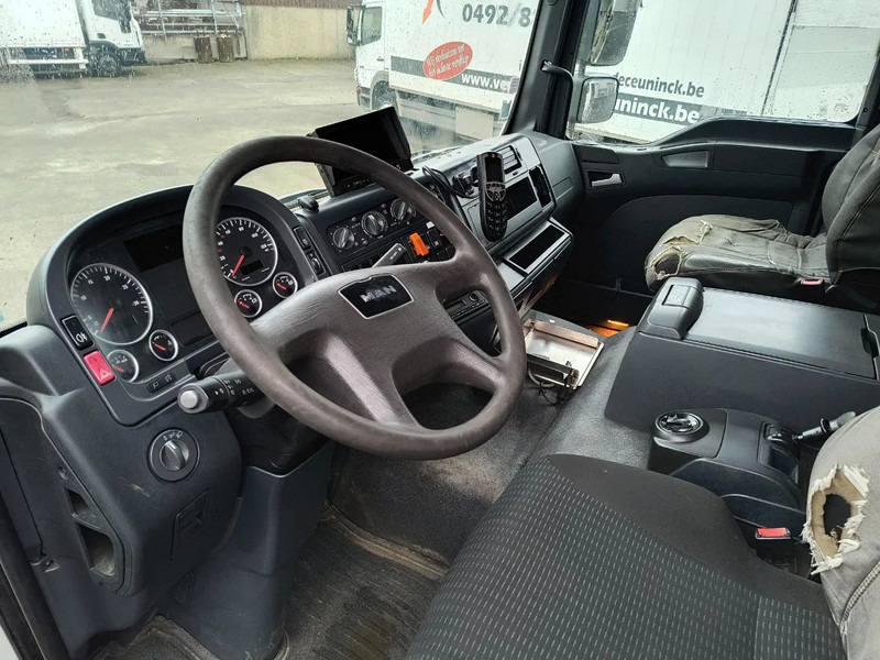 Interior photo 1: Tank truck for transportation of fuel MAN TGM 26.340 19000L FUEL/CARBURANT - 4 COMP Interior photo 1: Tank truck for transportation of fuel MAN TGM 26.340 19000L FUEL/CARBURANT - 4 COMP