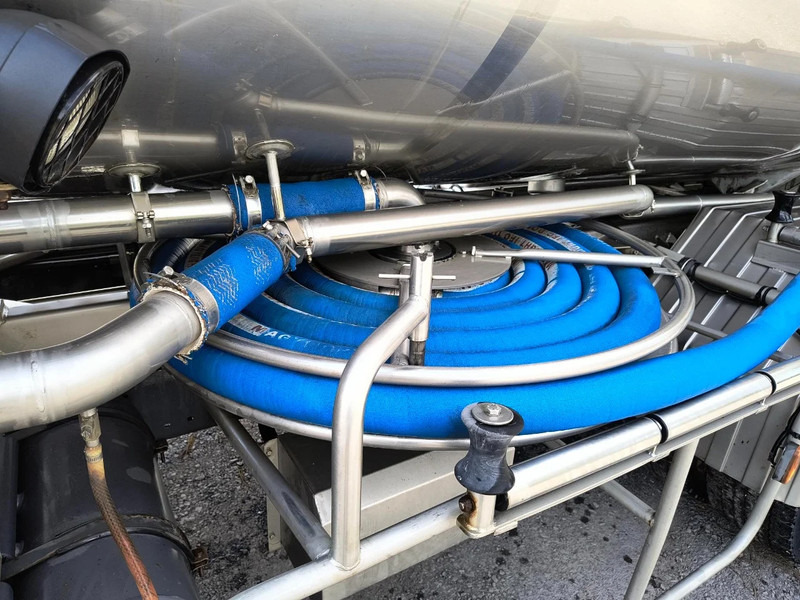 Tank truck for transportation of milk Renault Premium 370 11000L INSULATED INOX TANK - INTARDER: picture 12 Tank truck for transportation of milk Renault Premium 370 11000L INSULATED INOX TANK - INTARDER: picture 12