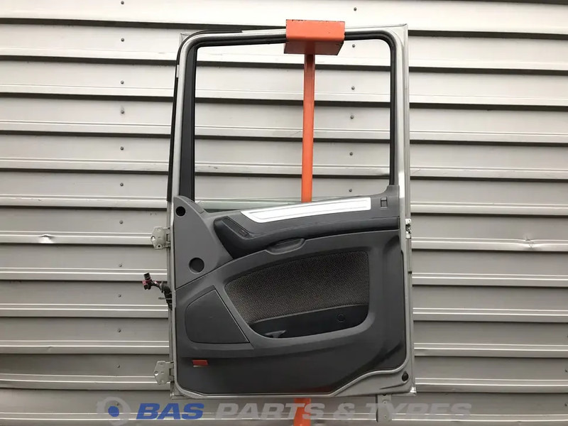 DAF XF106 Portier Rechts DAF 1881863 - Door and parts for Truck: picture 2 DAF XF106 Portier Rechts DAF 1881863 - Door and parts for Truck: picture 2