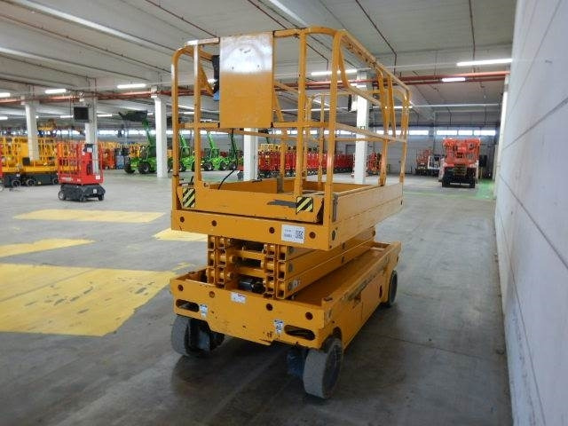 Haulotte Compact 10 - Scissor lift: picture 3 Haulotte Compact 10 - Scissor lift: picture 3
