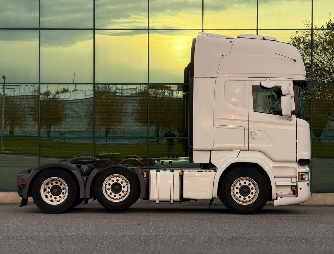 Scania R450 Topline 6X2 Twinsteer Retarder 2X Tanks Park Cooling TOP Condition - Tractor unit: picture 5 Scania R450 Topline 6X2 Twinsteer Retarder 2X Tanks Park Cooling TOP Condition - Tractor unit: picture 5