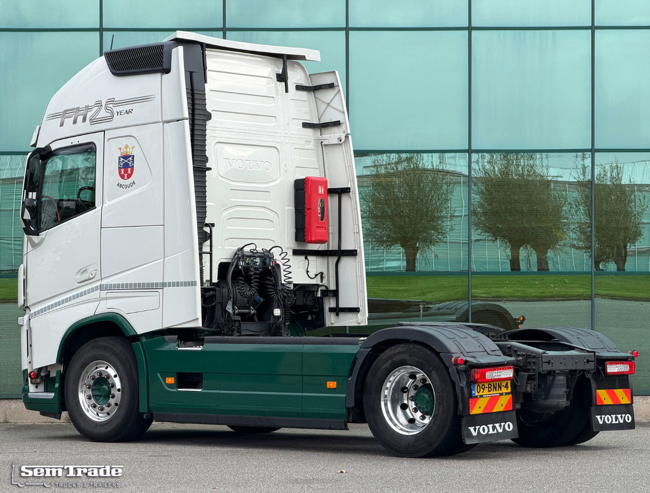 Volvo FH 13.460 I-Park Cool 25 Years Edition 2X Tanks NEW Clutch NEW Brakes Super Condition - Tractor unit: picture 3 Volvo FH 13.460 I-Park Cool 25 Years Edition 2X Tanks NEW Clutch NEW Brakes Super Condition - Tractor unit: picture 3