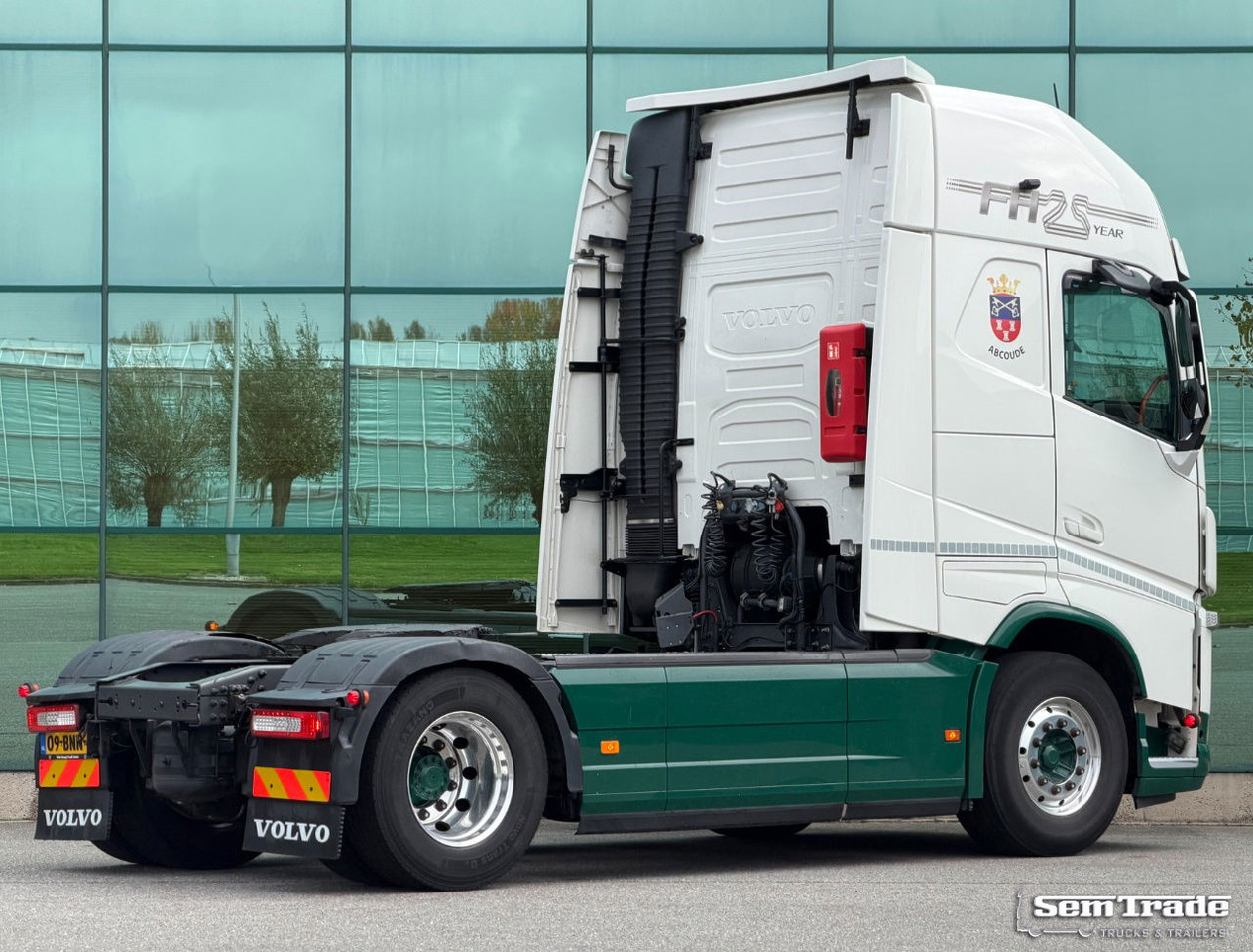 Volvo FH 13.460 I-Park Cool 25 Years Edition 2X Tanks NEW Clutch NEW Brakes Super Condition - Tractor unit: picture 4 Volvo FH 13.460 I-Park Cool 25 Years Edition 2X Tanks NEW Clutch NEW Brakes Super Condition - Tractor unit: picture 4