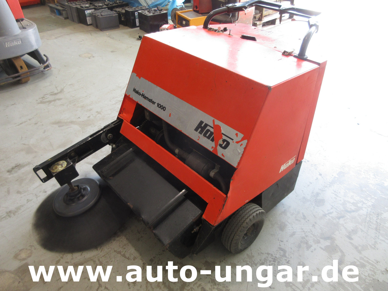 HAKO Hamster Benzin - Kehrmaschine mit eigenem Antrieb und Seitenbesen - Road sweeper: picture 1 HAKO Hamster Benzin - Kehrmaschine mit eigenem Antrieb und Seitenbesen - Road sweeper: picture 1