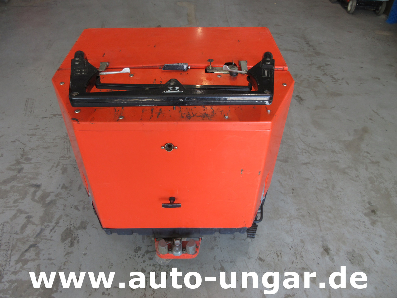 HAKO Hamster Benzin - Kehrmaschine mit eigenem Antrieb und Seitenbesen - Road sweeper: picture 4 HAKO Hamster Benzin - Kehrmaschine mit eigenem Antrieb und Seitenbesen - Road sweeper: picture 4
