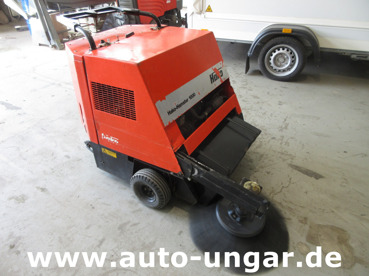 HAKO Hamster Benzin - Kehrmaschine mit eigenem Antrieb und Seitenbesen - Road sweeper: picture 3 HAKO Hamster Benzin - Kehrmaschine mit eigenem Antrieb und Seitenbesen - Road sweeper: picture 3